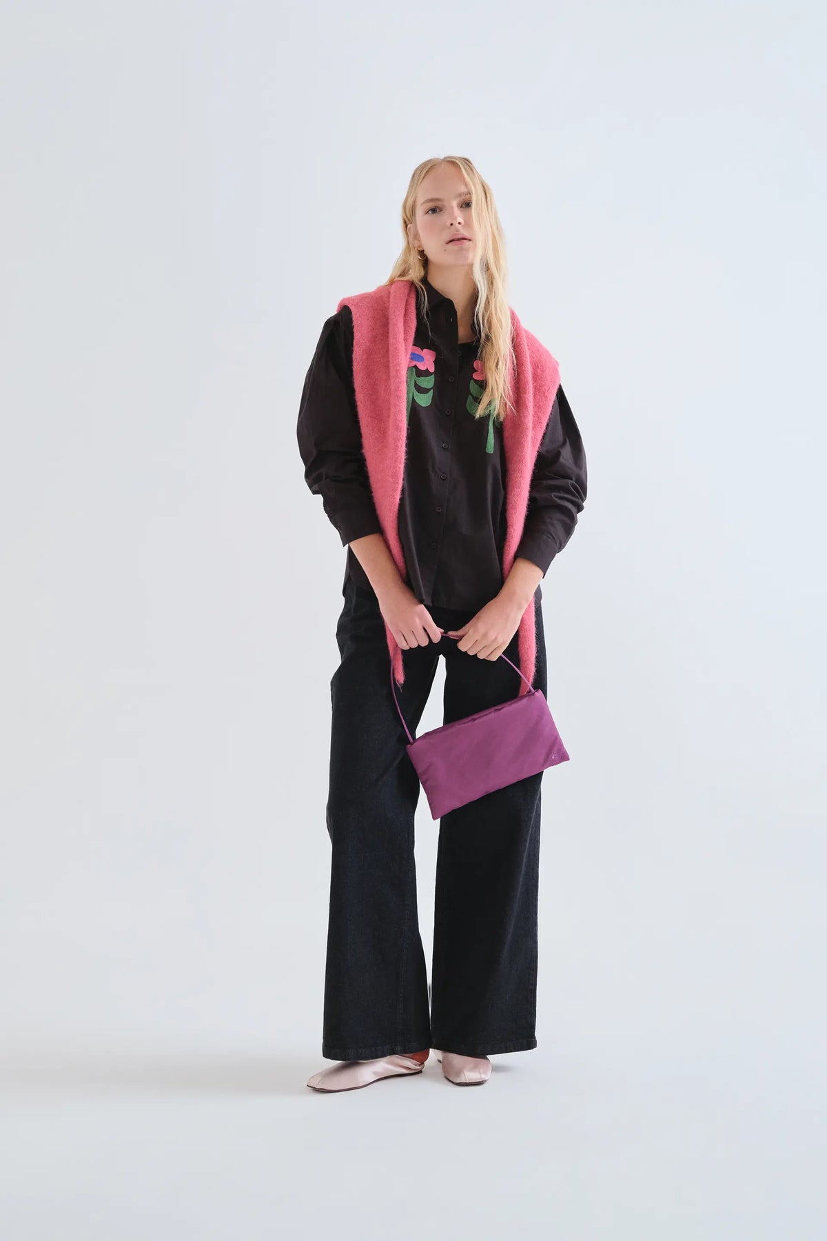 Camisa negra con bordado floral Neo Garden