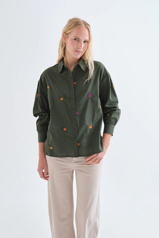 Camisa 100% algodón con bordados de vegetales