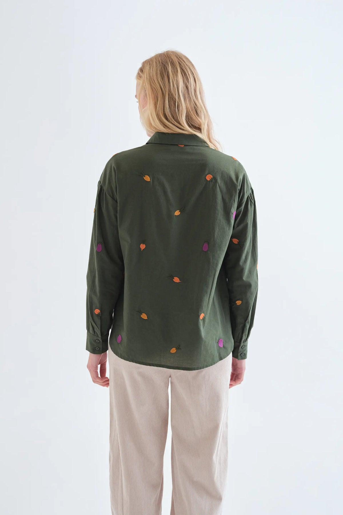 Camisa 100% algodón con bordados de vegetales