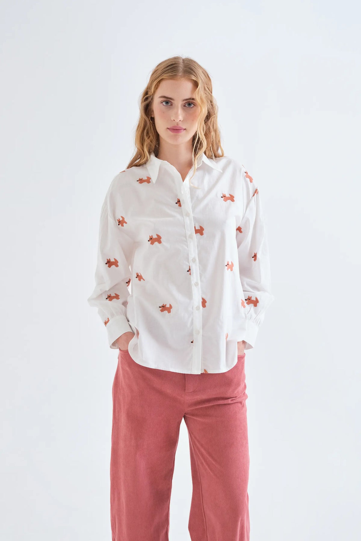 Camisa 100% algodón con bordado de zorritos