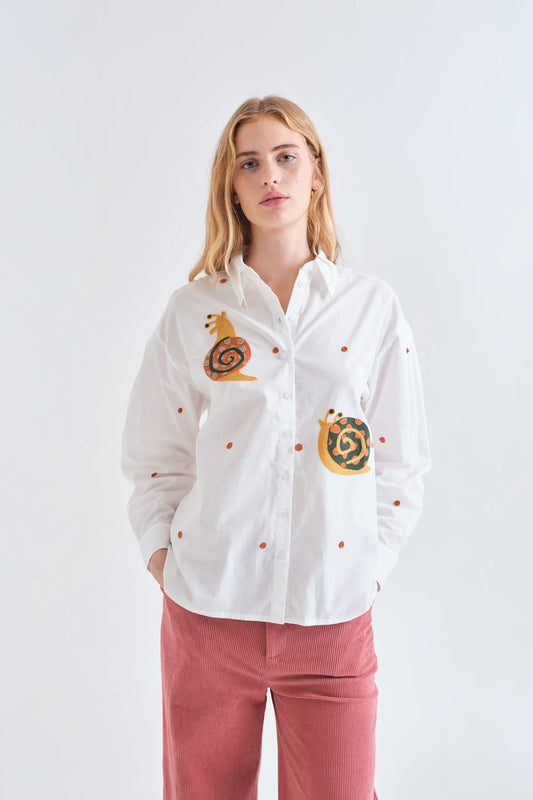 Camisa 100% algodón con bordado de caracoles