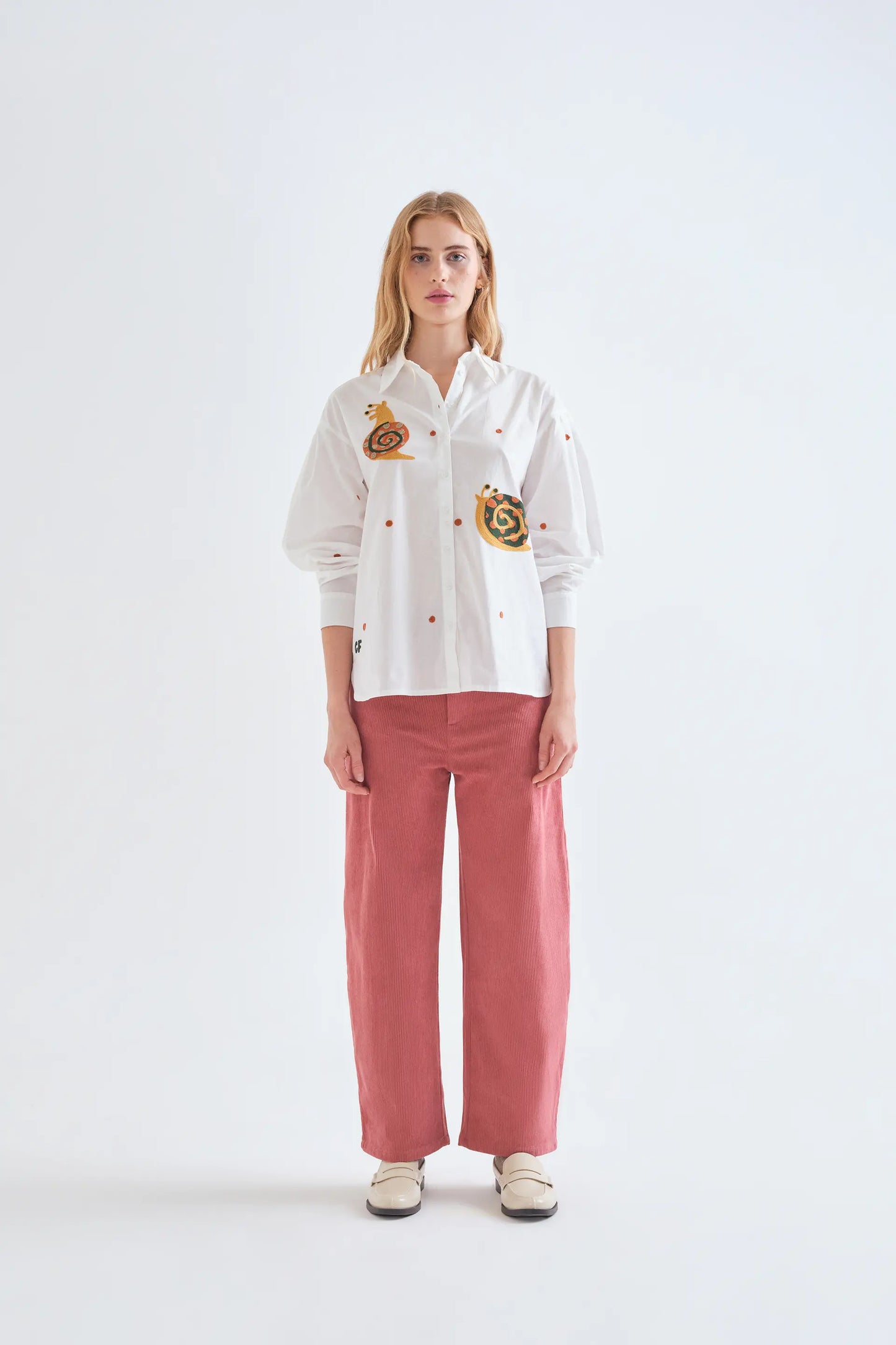 Camisa 100% algodón con bordado de caracoles