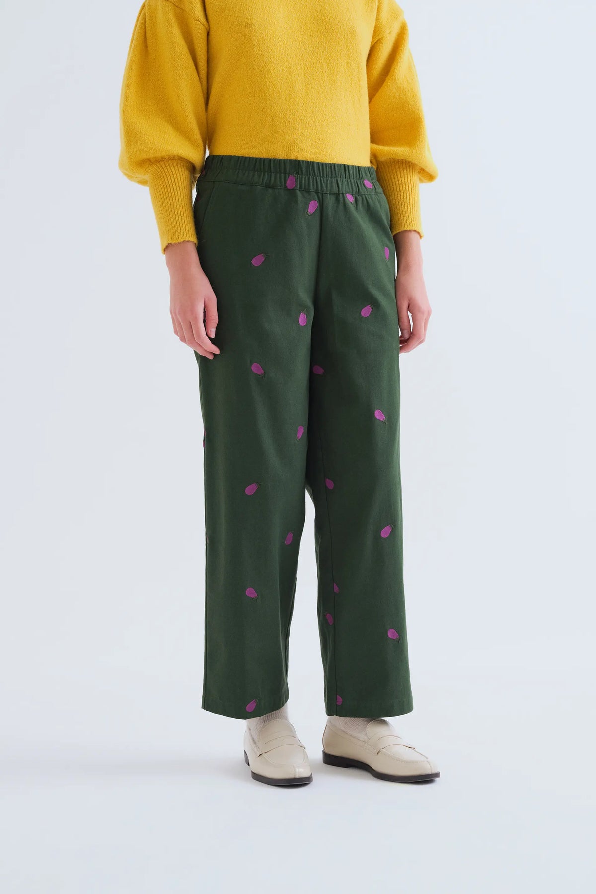 Pantalón 100% algodón con bordado de berenjena