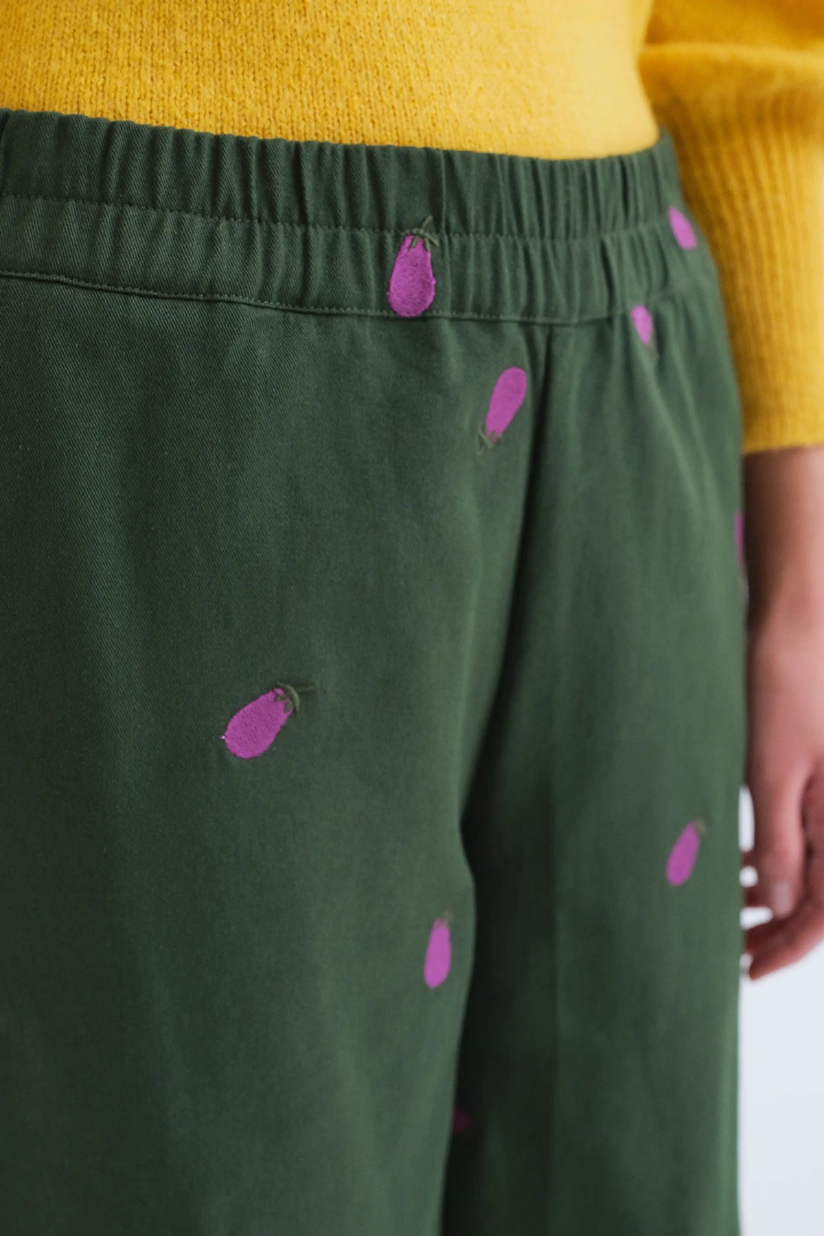 Pantalón 100% algodón con bordado de berenjena