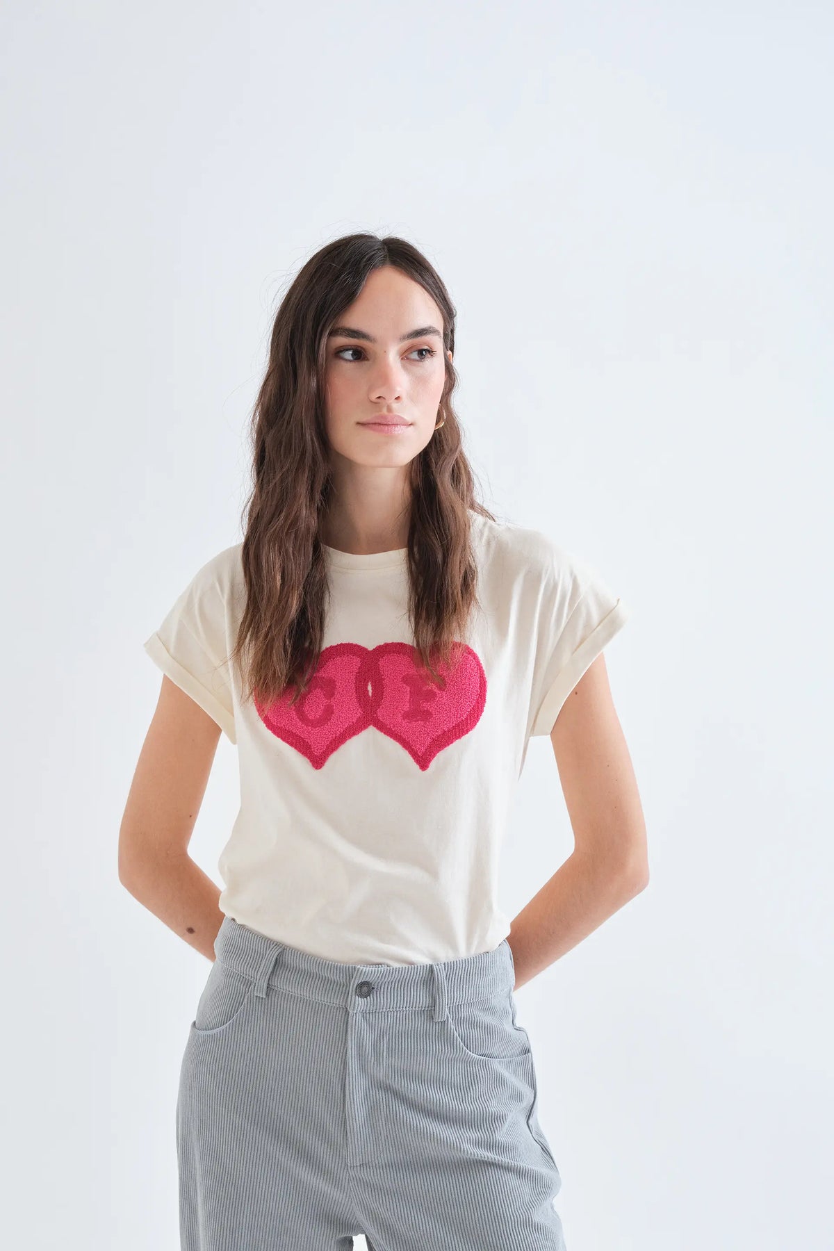 Camiseta 100% algodón blanco con parche "CF" de corazón