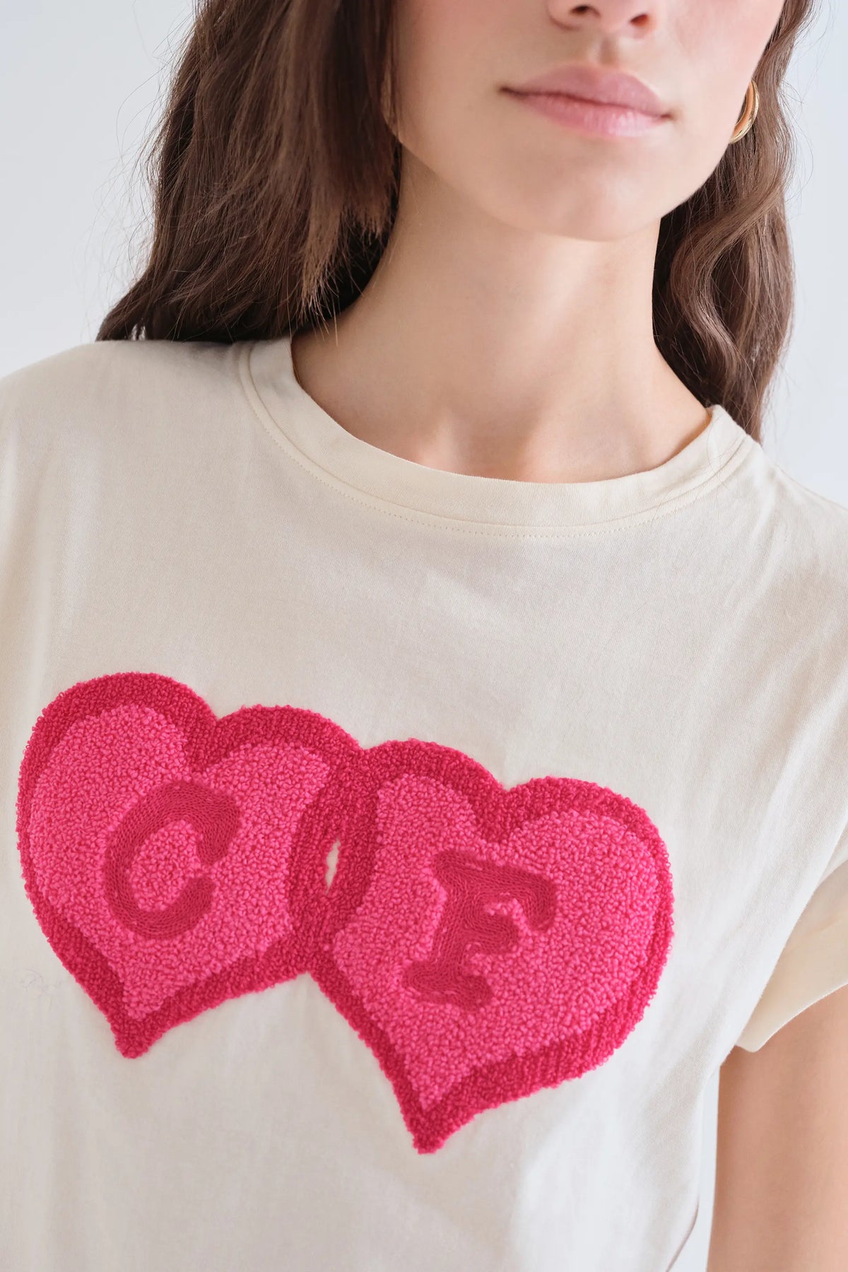 Camiseta 100% algodón blanco con parche "CF" de corazón
