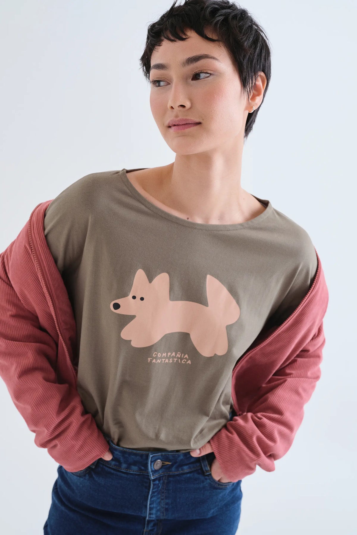 Camiseta 100% algodón verde oliva con print Volpe "Compañía Fantástica"