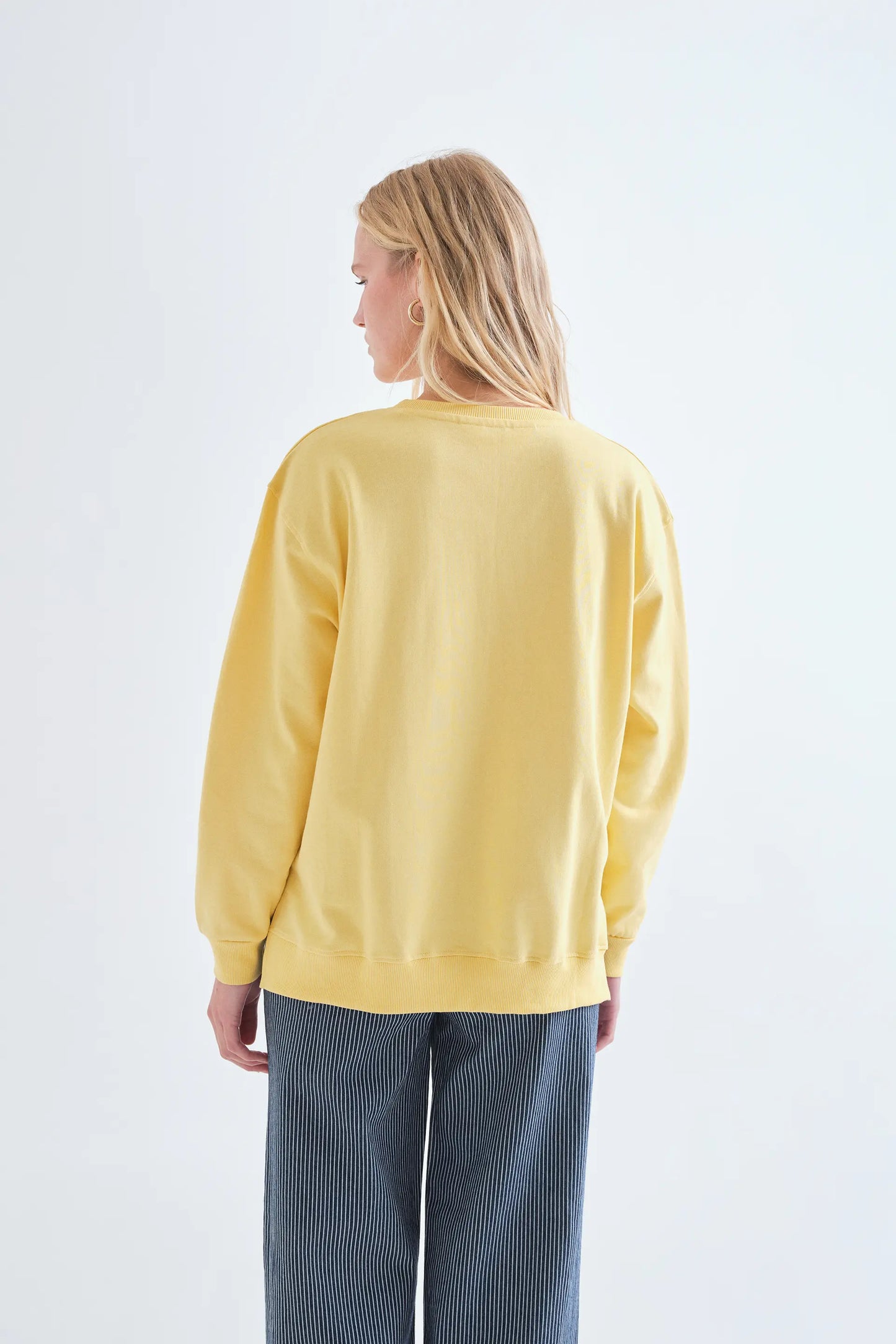 Camiseta 100% algodón amarillo con estampado de Setas