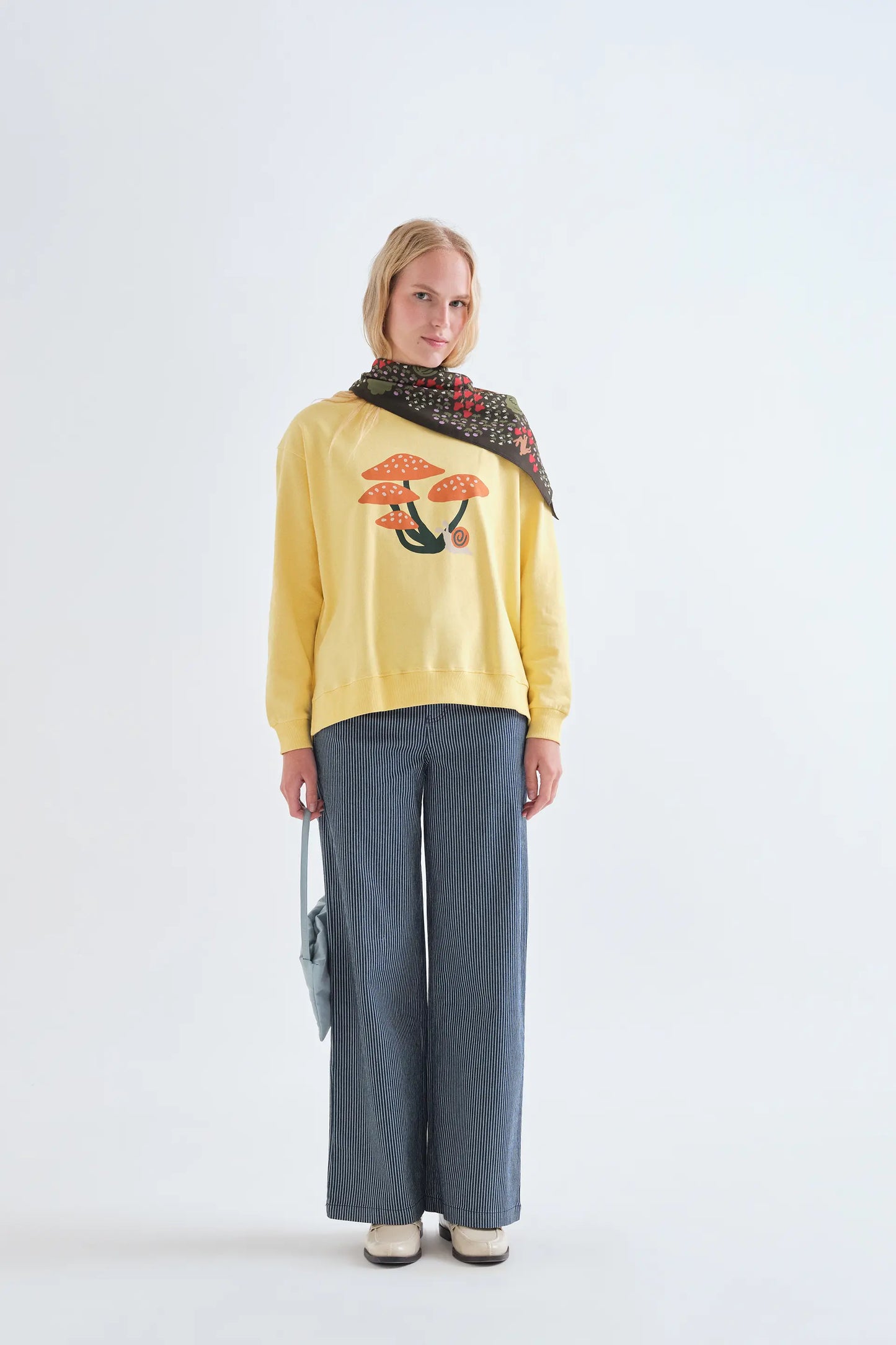 Camiseta 100% algodón amarillo con estampado de Setas