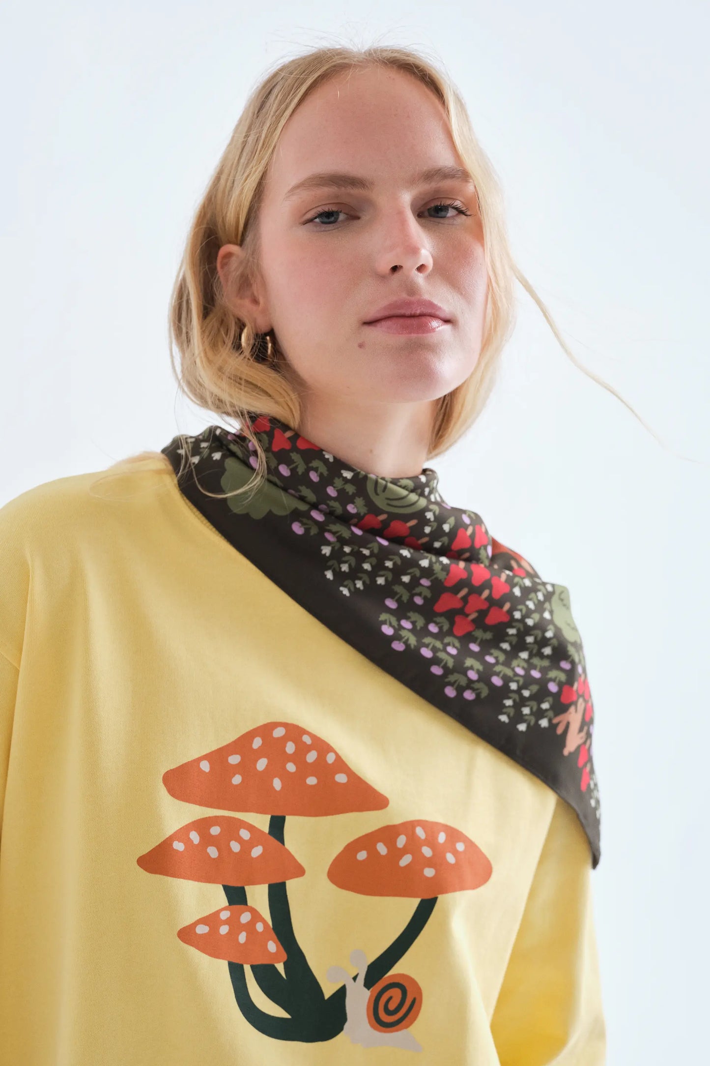 Camiseta 100% algodón amarillo con estampado de Setas