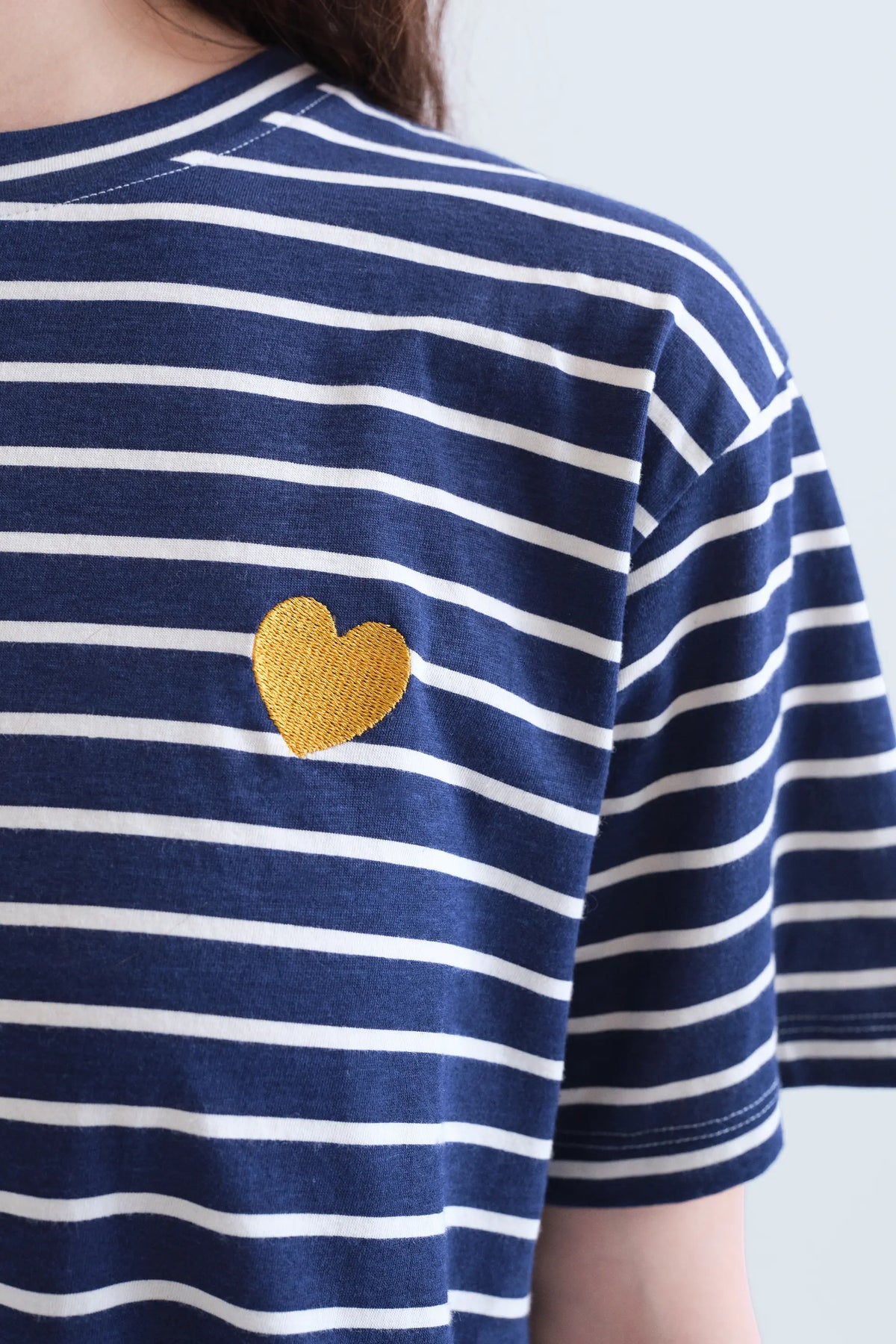 Camiseta 100% algodón con estampado de rayas azul marino