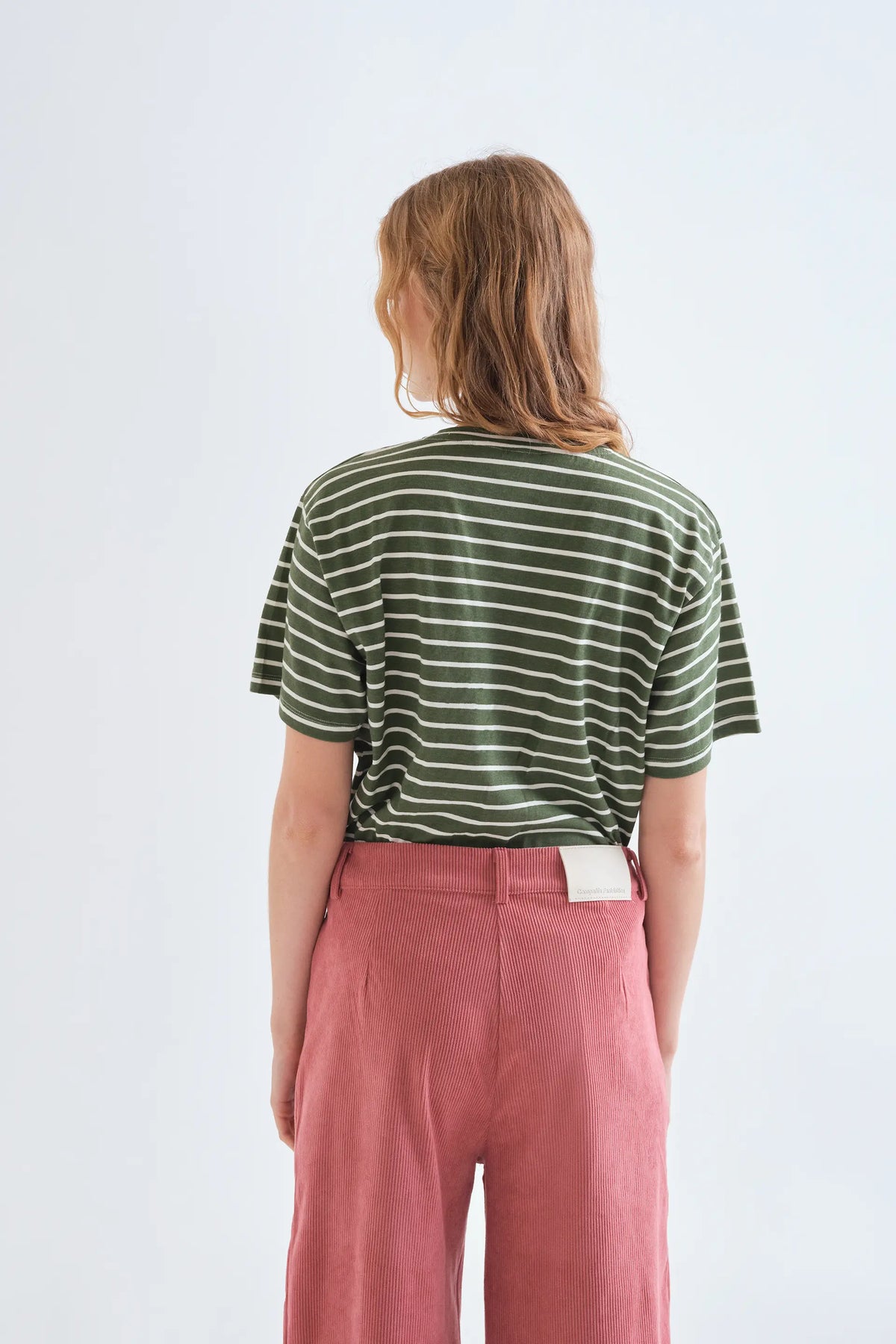 Camiseta 100% algodón con estampado de rayas verde oliva