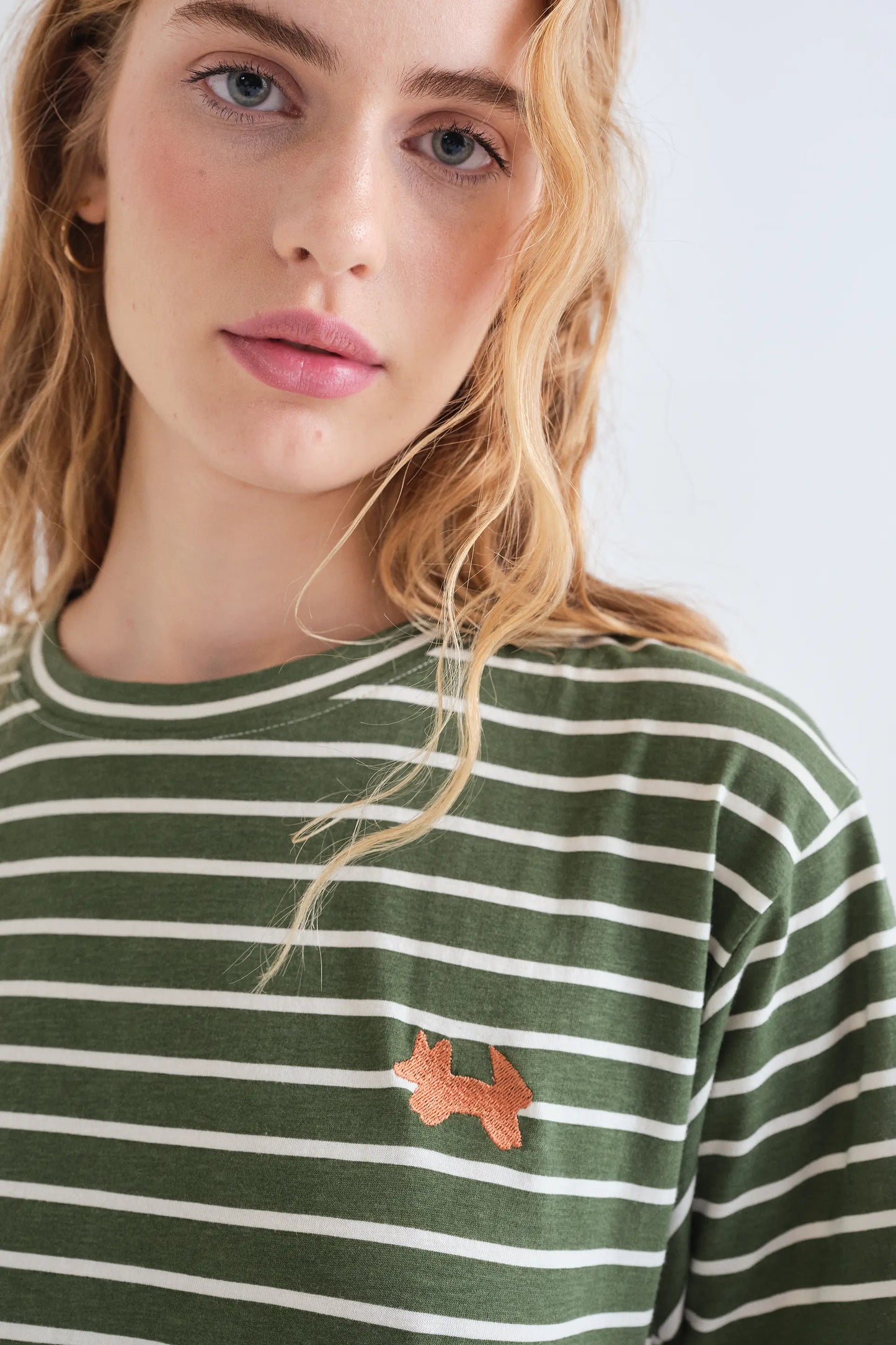 Camiseta 100% algodón con estampado de rayas verde oliva