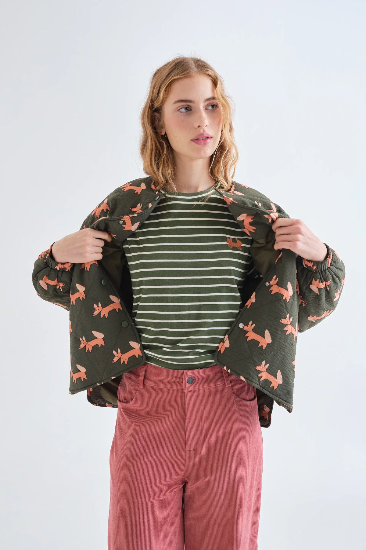 Camiseta 100% algodón con estampado de rayas verde oliva