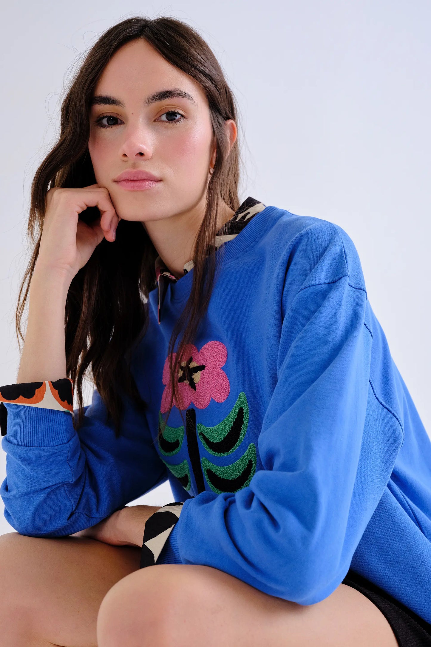 Sudadera 100% algodón con parche floral Neo Garden