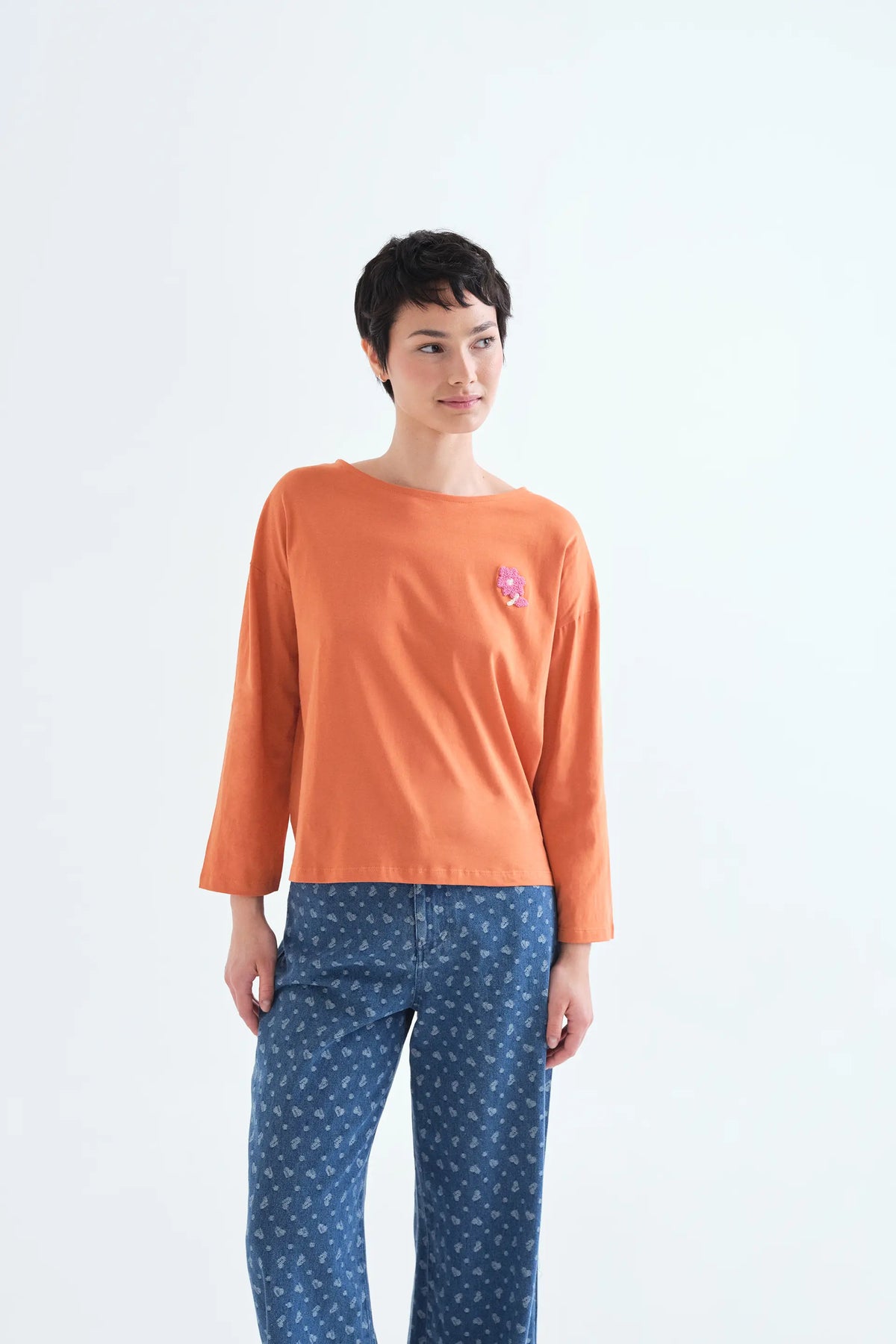 Camiseta 100% algodón naranja con parche de flor