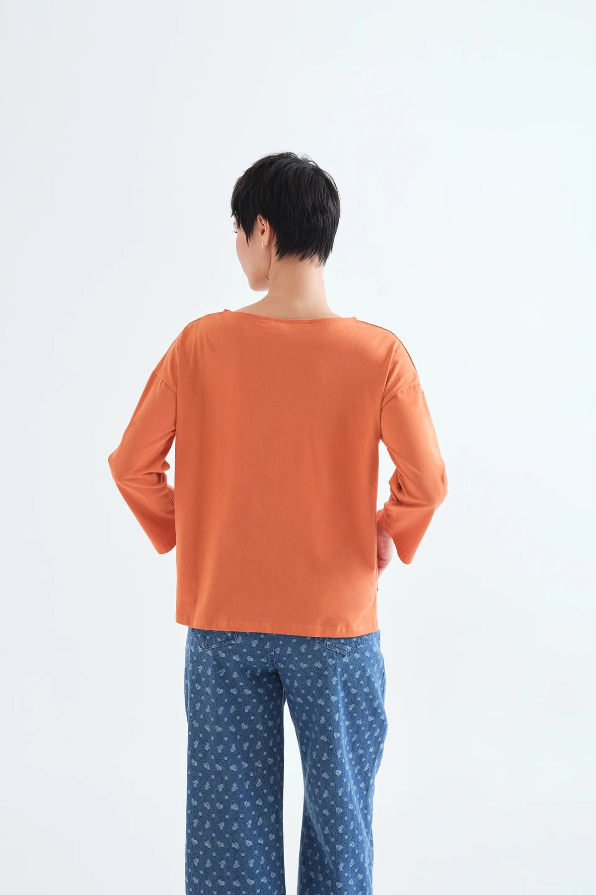 Camiseta 100% algodón naranja con parche de flor
