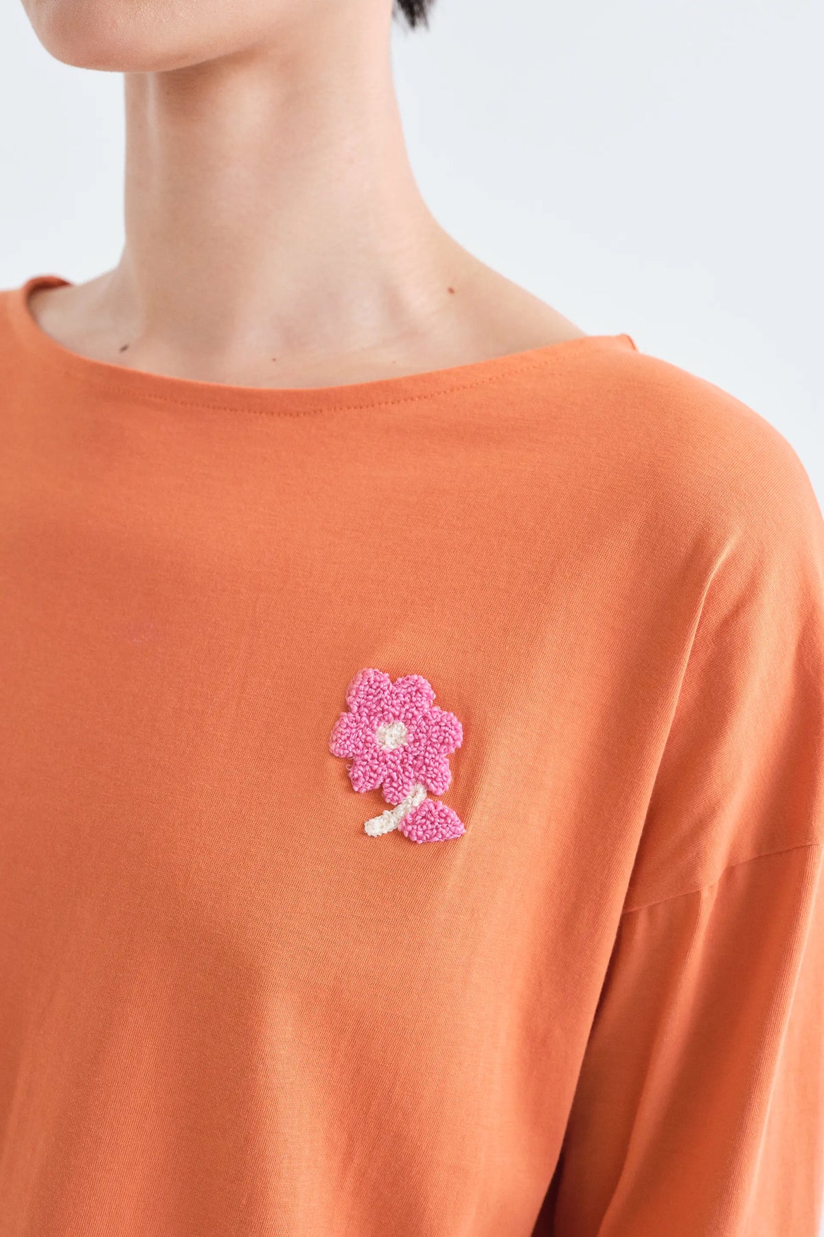 Camiseta 100% algodón naranja con parche de flor
