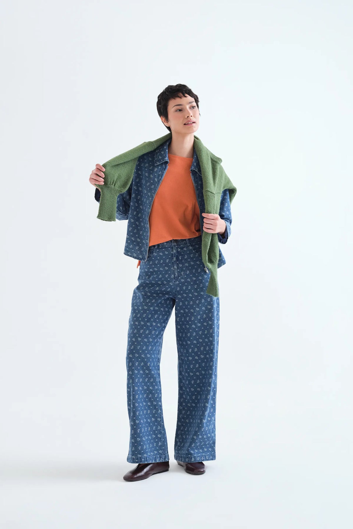 Camiseta 100% algodón naranja con parche de flor