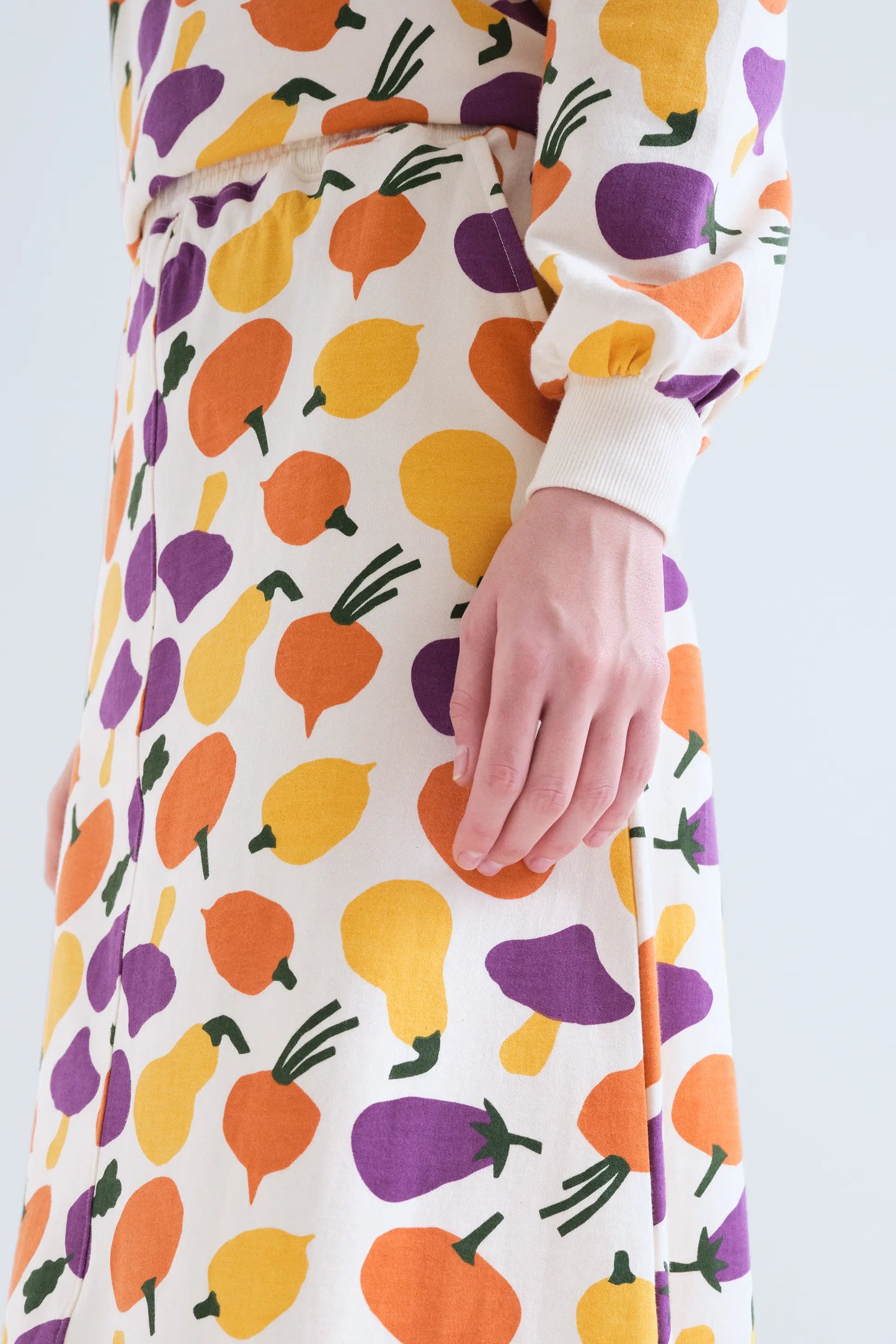 Falda midi con estampado de verduras