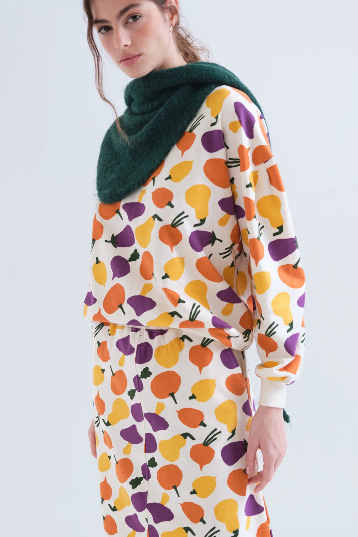 Falda midi con estampado de verduras