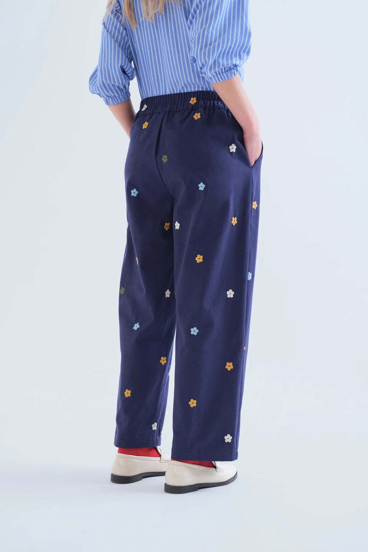 Pantalón 100% algodón azul marino con bordado de flores