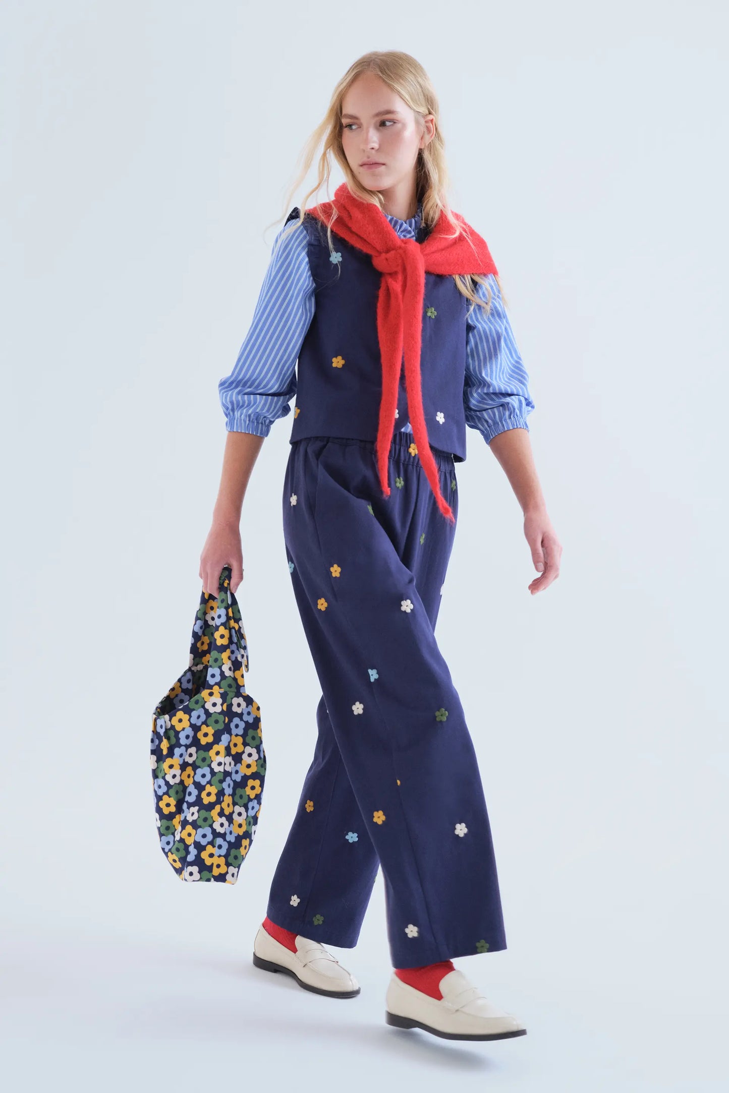 Pantalón 100% algodón azul marino con bordado de flores