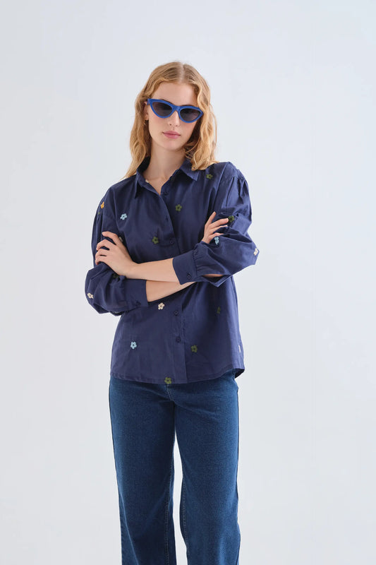 Camisa 100% algodón azul marino con bordado de flores