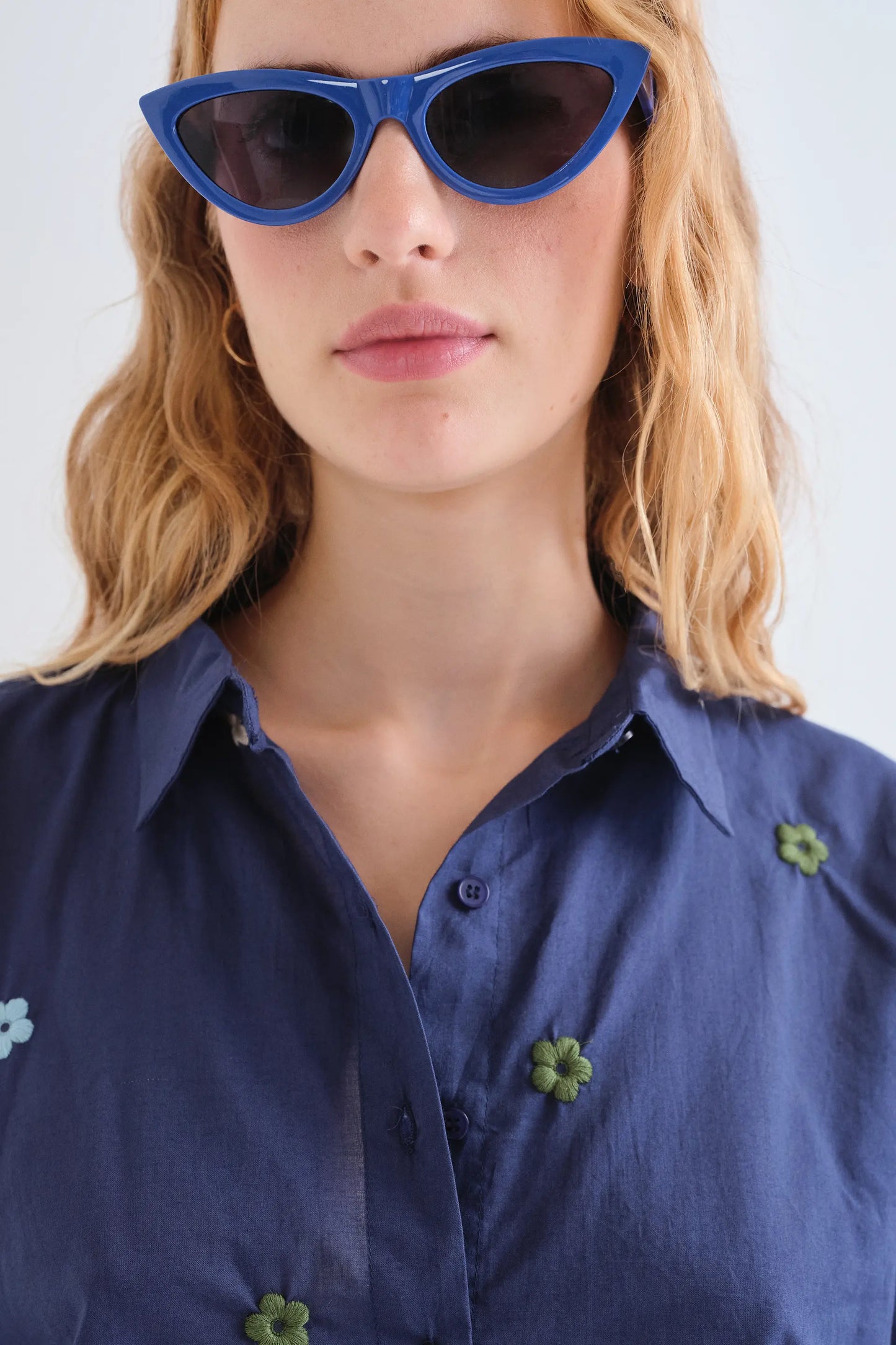 Camisa 100% algodón azul marino con bordado de flores