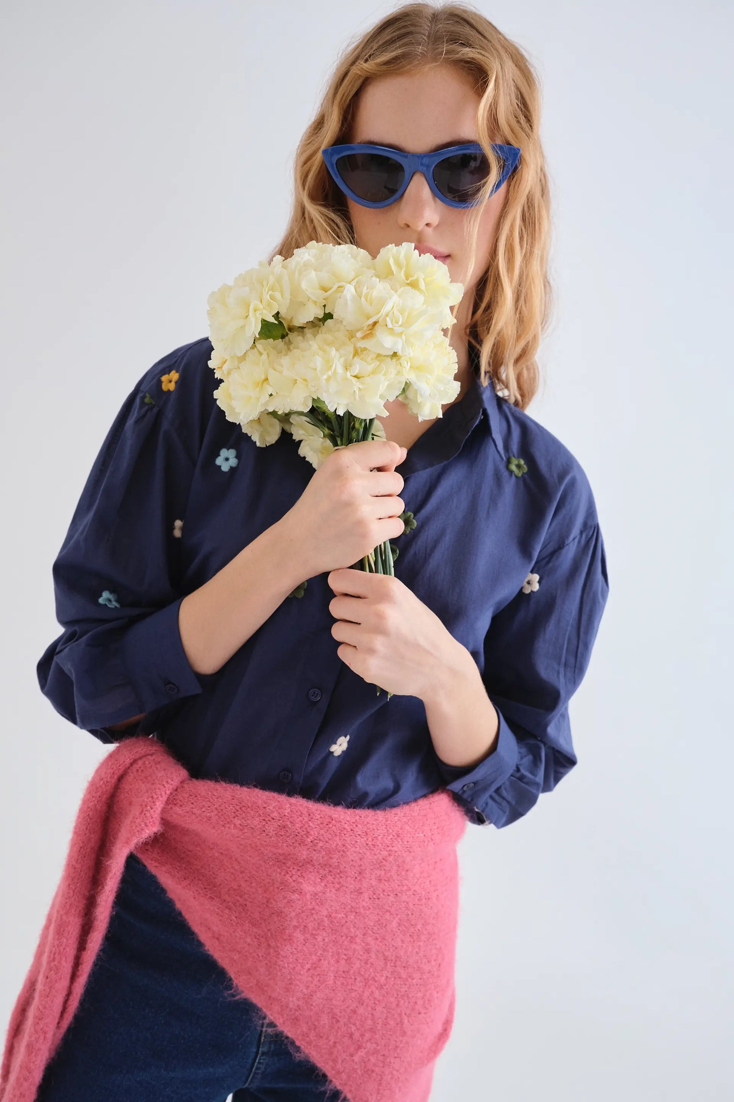 Camisa 100% algodón azul marino con bordado de flores