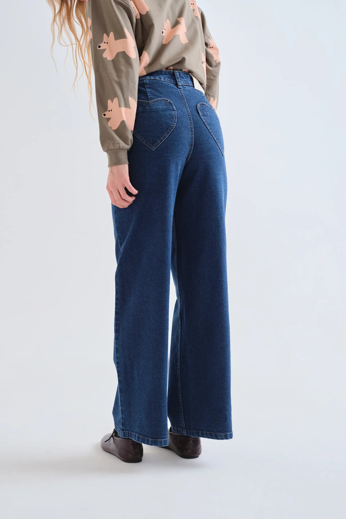 Pantalón vaquero azul marino con bolsillos de corazones
