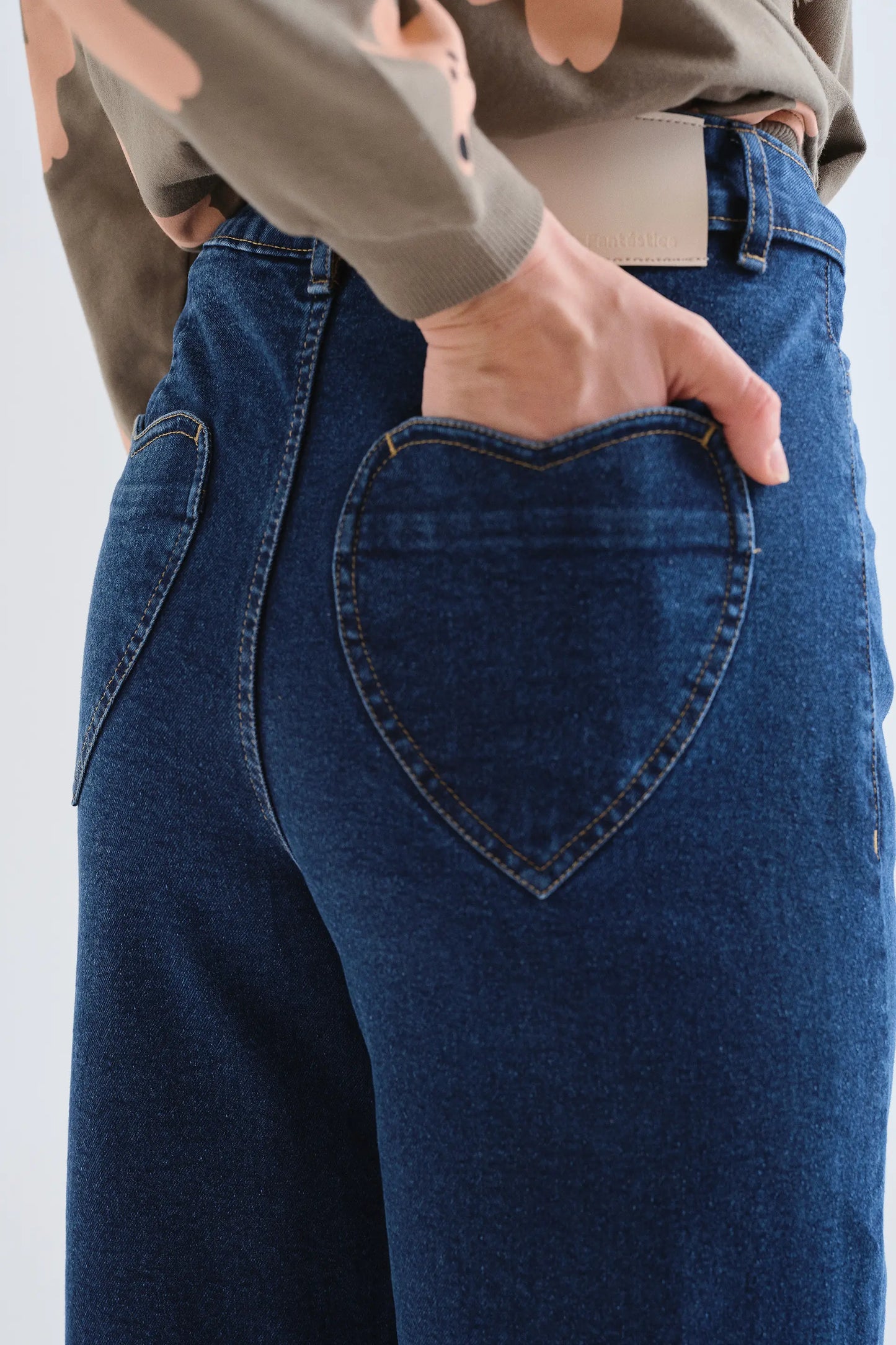 Pantalón vaquero azul marino con bolsillos de corazones