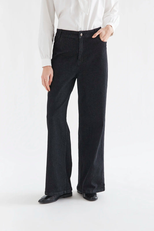Pantalón vaquero negro con bolsillos de corazones
