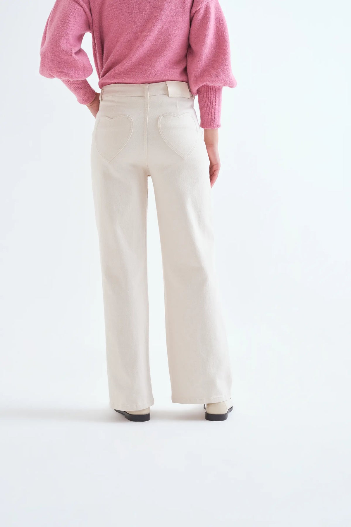 Pantalón vaquero blanco crudo con bolsillos de corazones