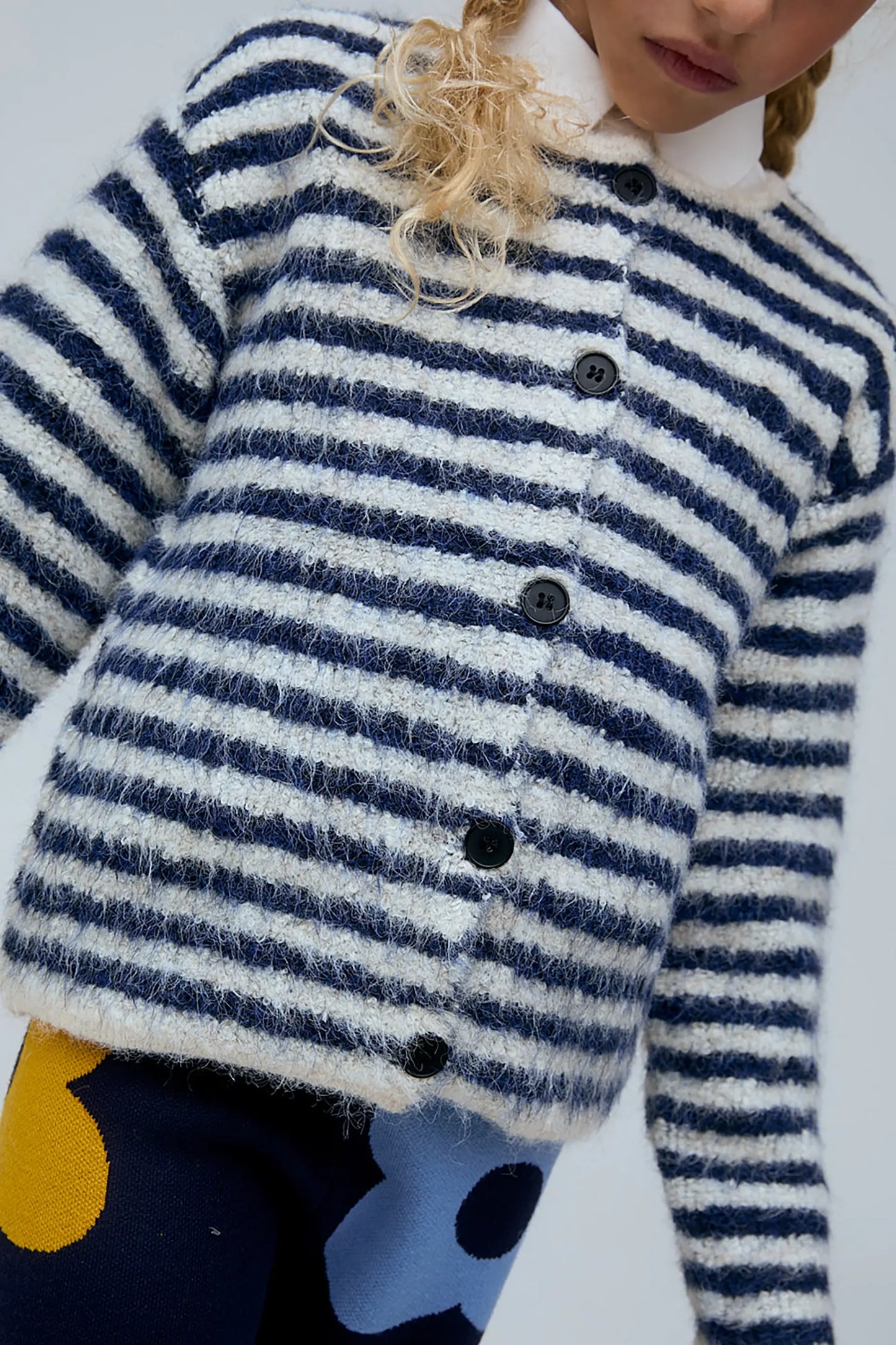 Cárdigan unisex con estampado de rayas blanco y azul
