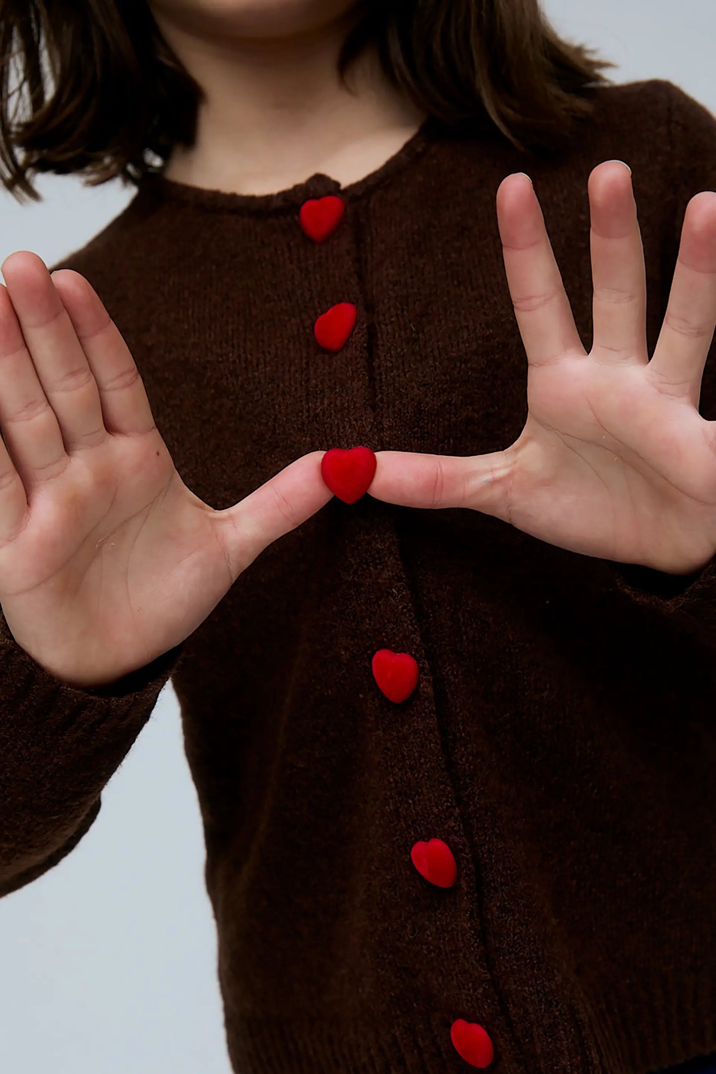 Cárdigan de niña marrón con botones de corazón