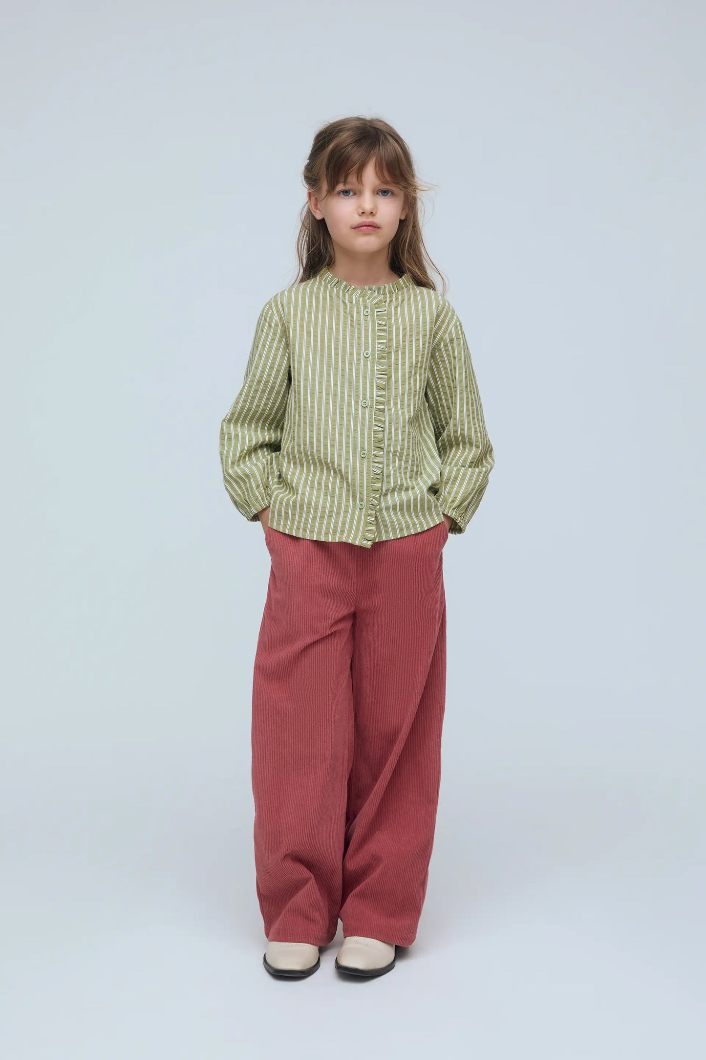 Camisa de niña con mezcla algodón con estampado de rayas verde y blanco