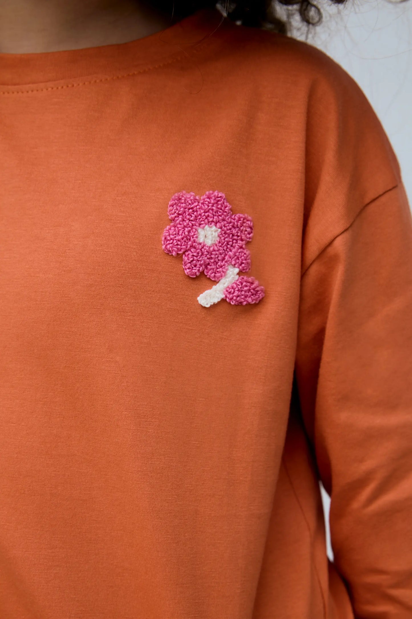 Girl's T-shirt 100% cotton with pink flower appliqué