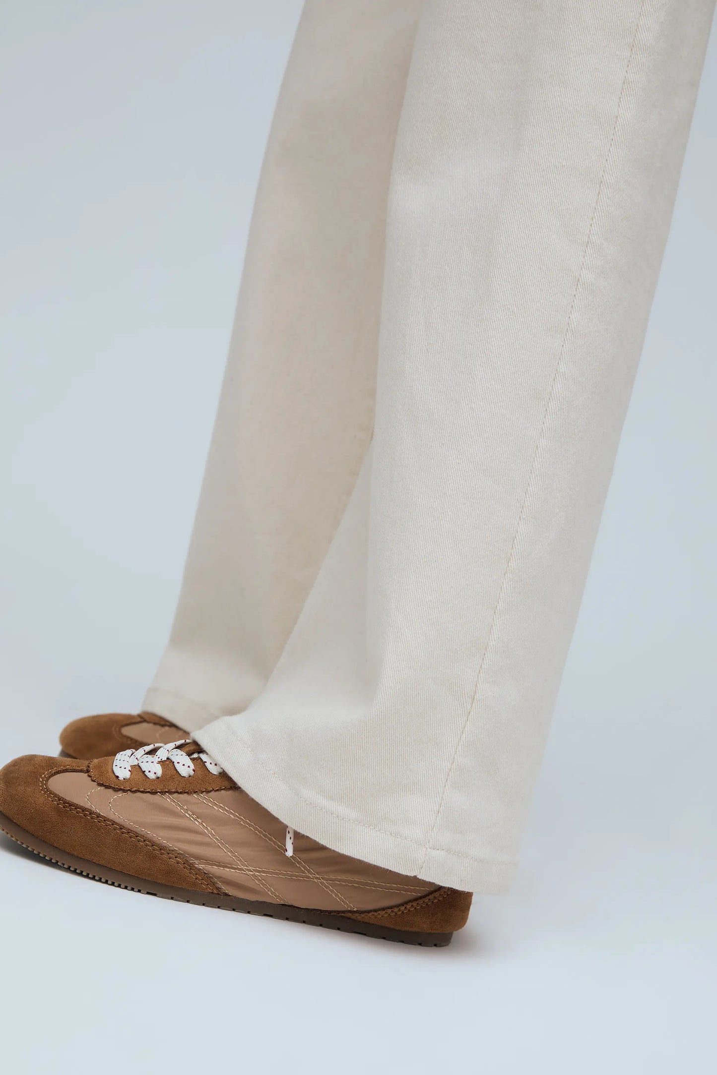 Jeans da bambina beige con tasche a cuore