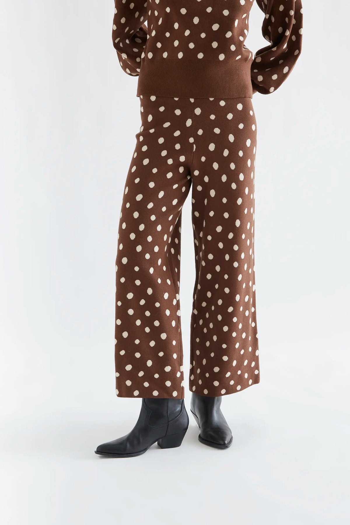 Pantalón con estampado punto marrón catahoula