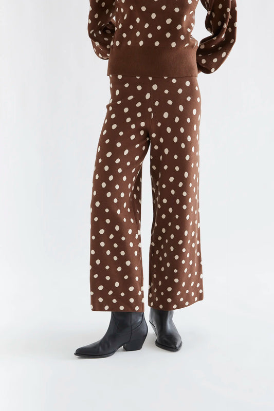 Pantalón con estampado punto marrón catahoula