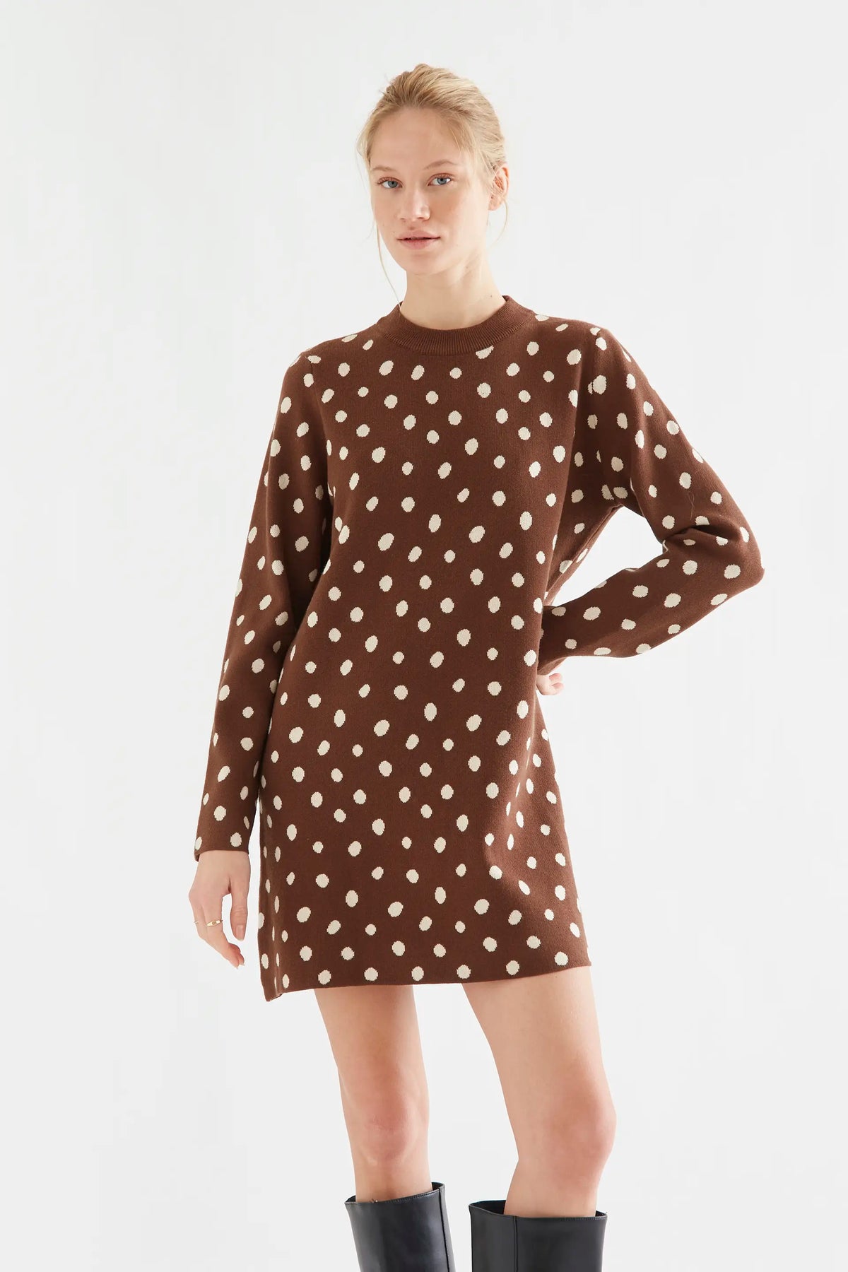 Vestido corto con estampado punto marrón catahoula