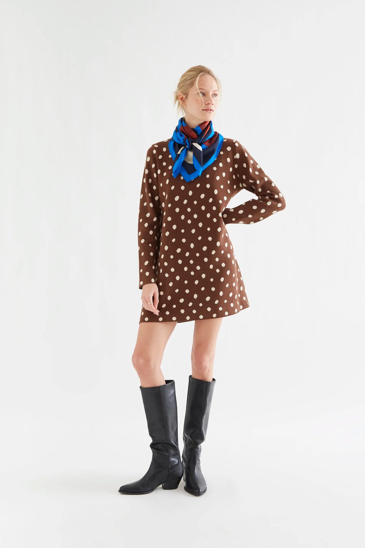 Vestido corto con estampado punto marrón catahoula