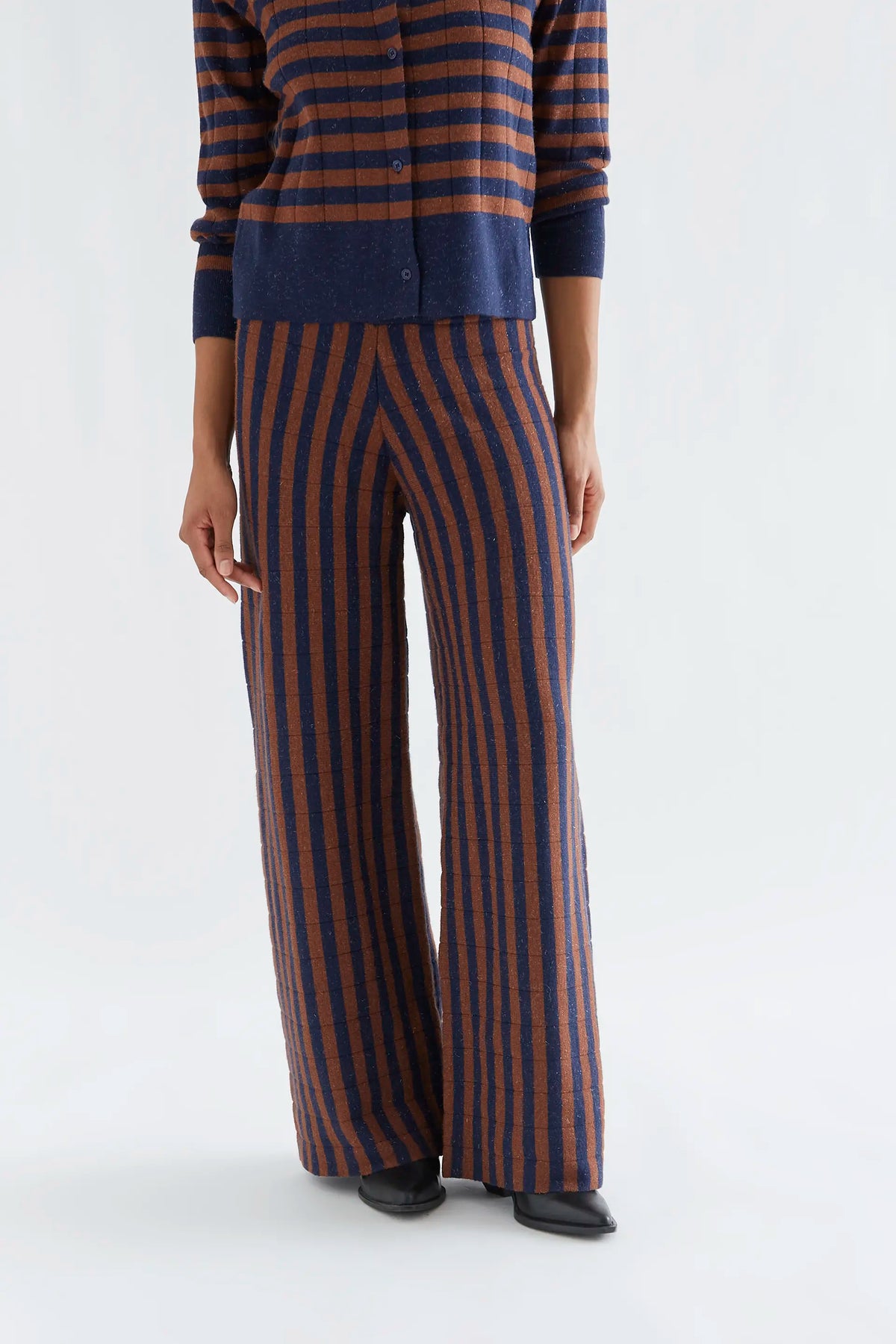 Pantalón punto con estampado de rayas azul marino y marrón