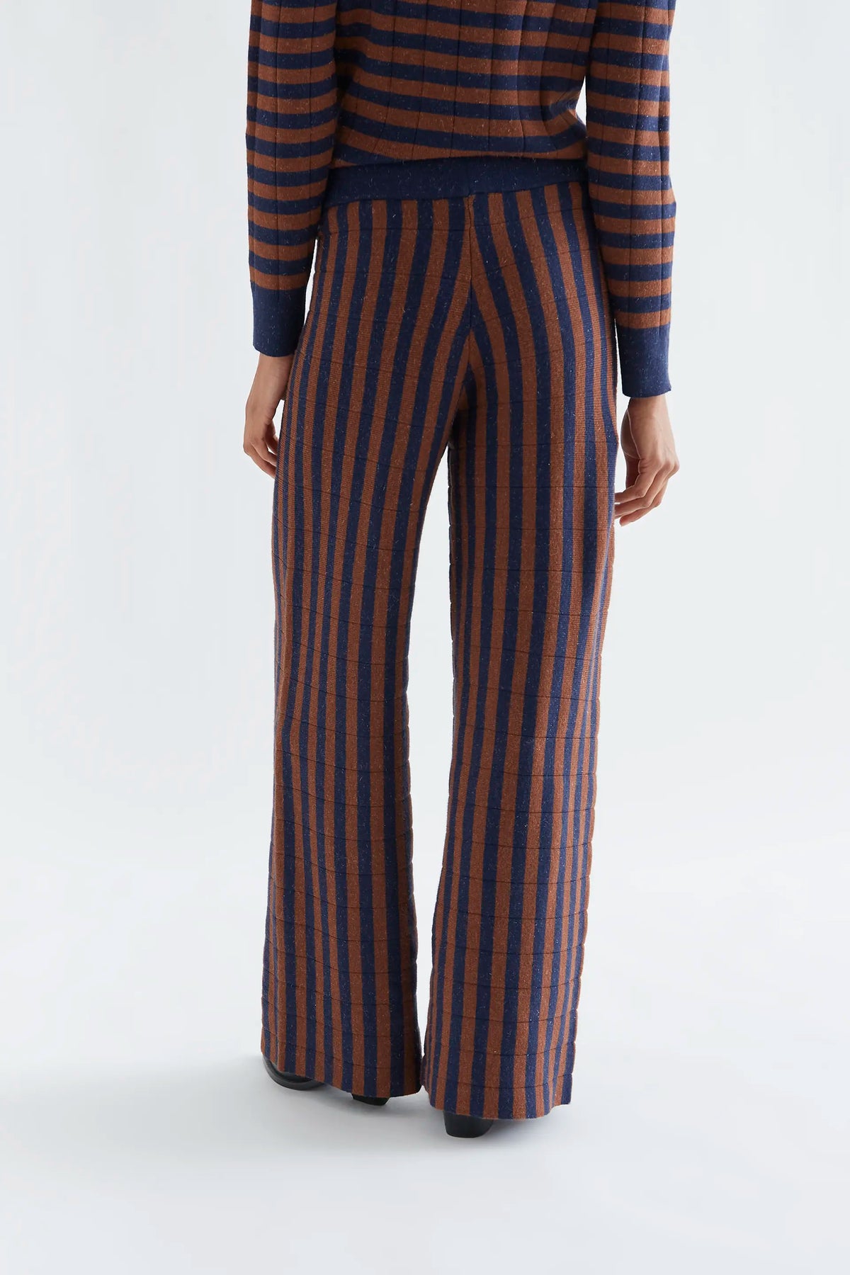 Pantalón punto con estampado de rayas azul marino y marrón