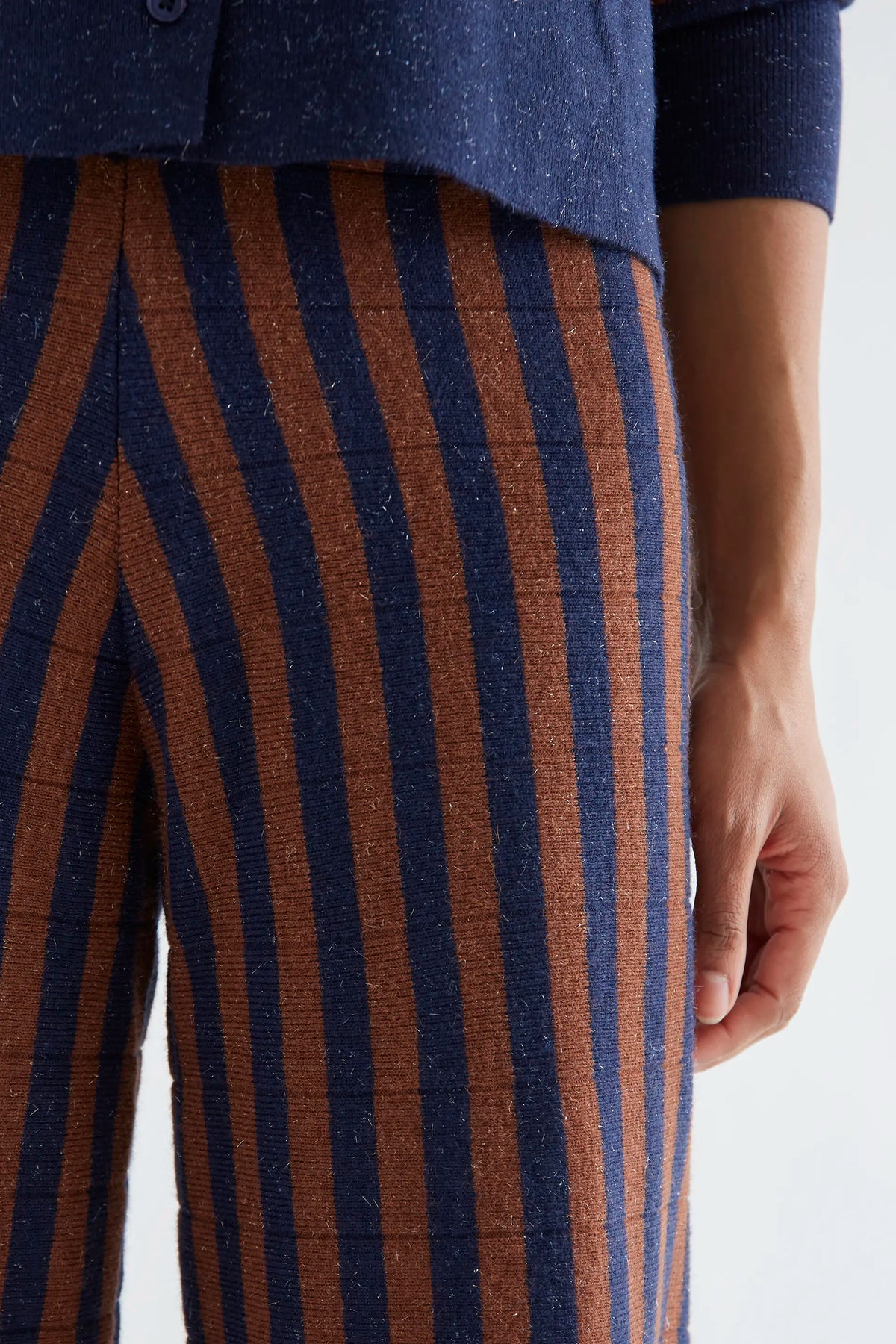Pantalón punto con estampado de rayas azul marino y marrón