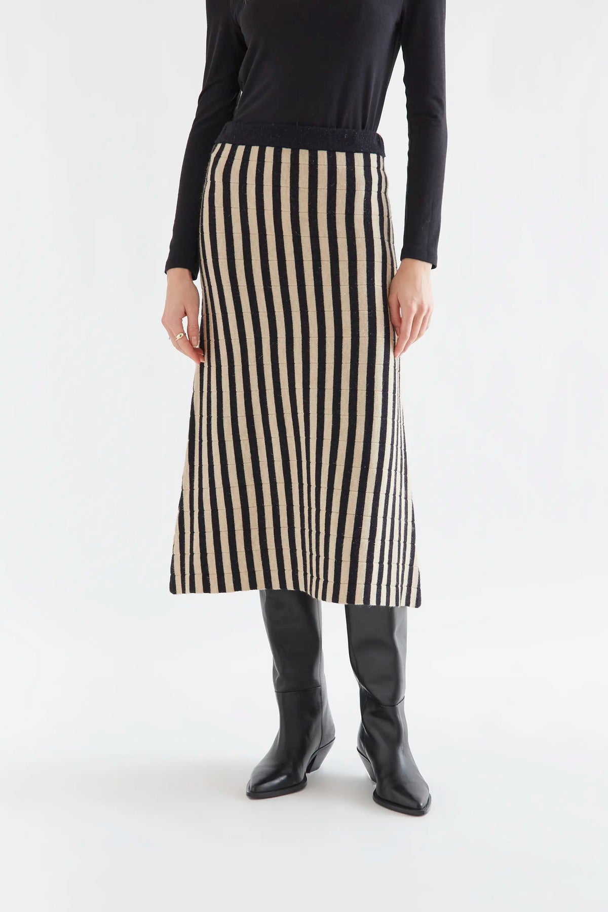 Falda midi con estampado de rayas negro y beige