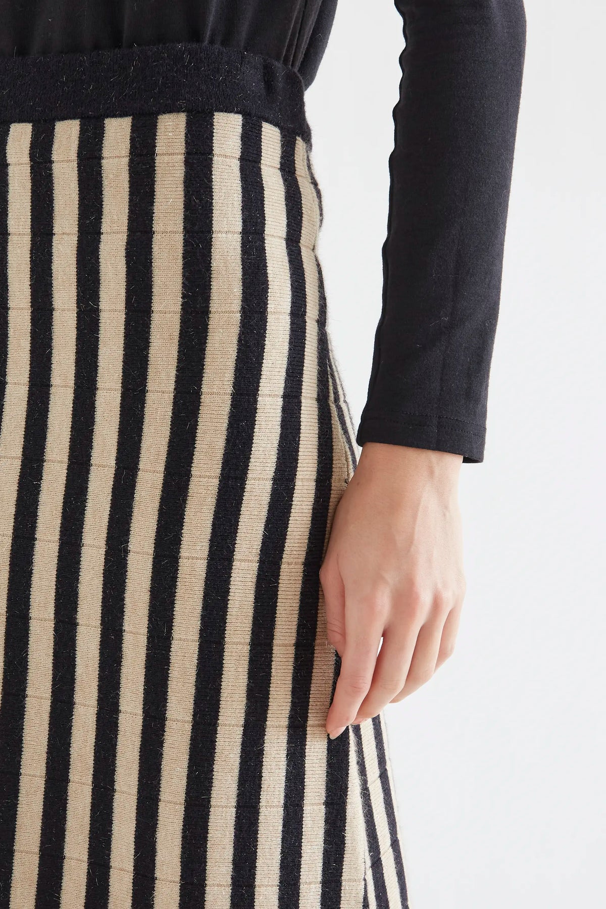 Falda midi con estampado de rayas negro y beige