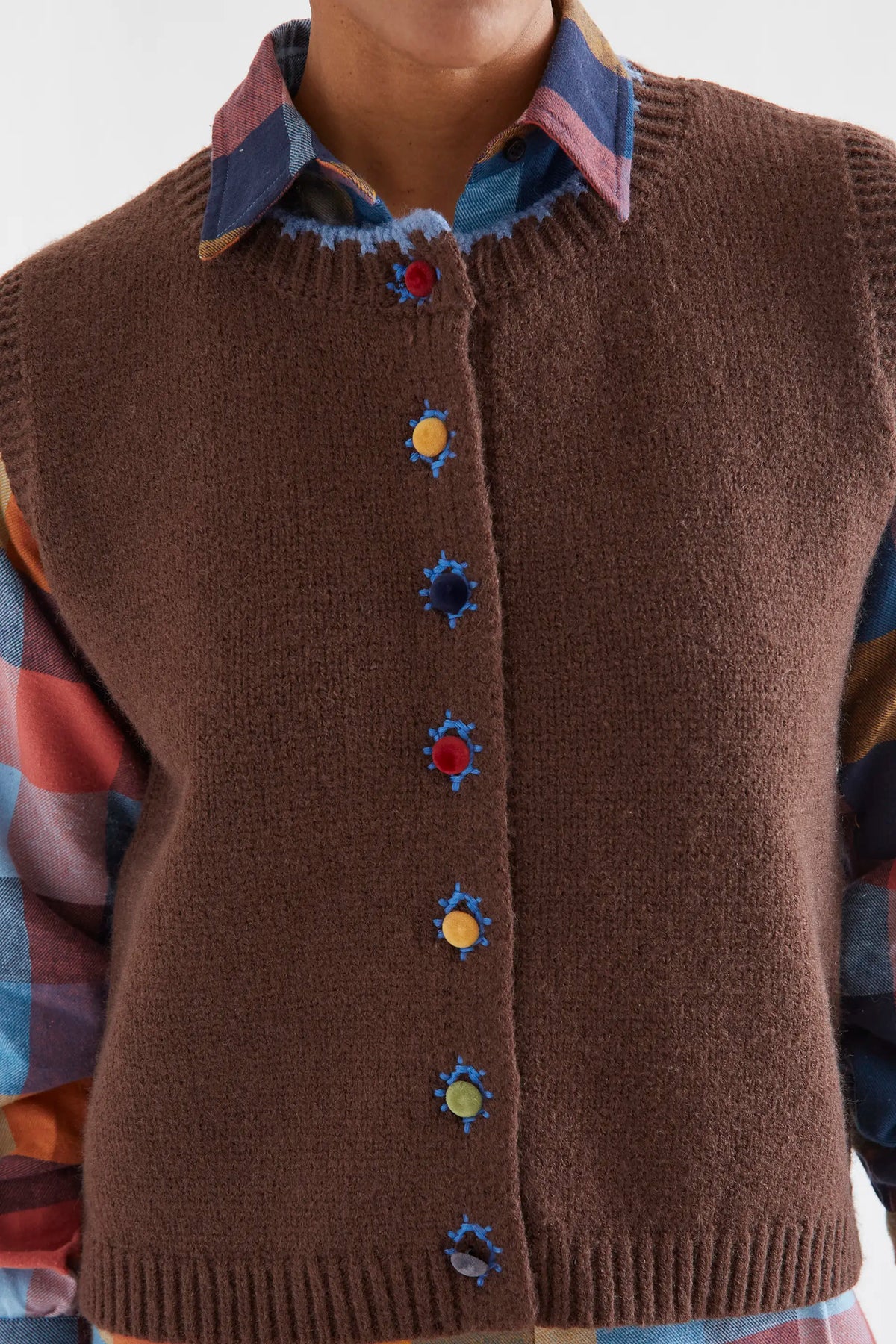 Chaleco punto marrón con botones terciopelo multicolor