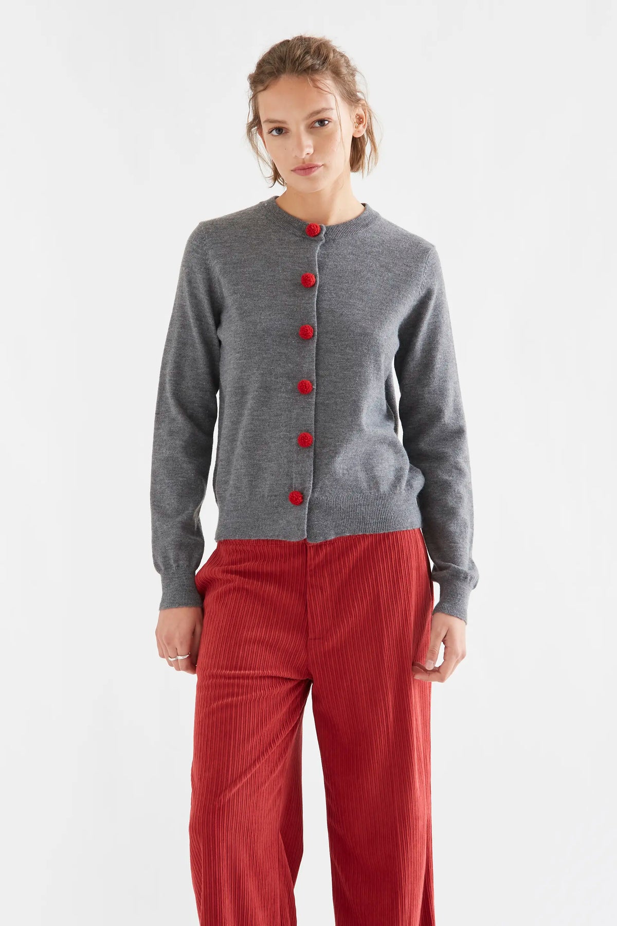 Cardigan grigio con pon pon rossi